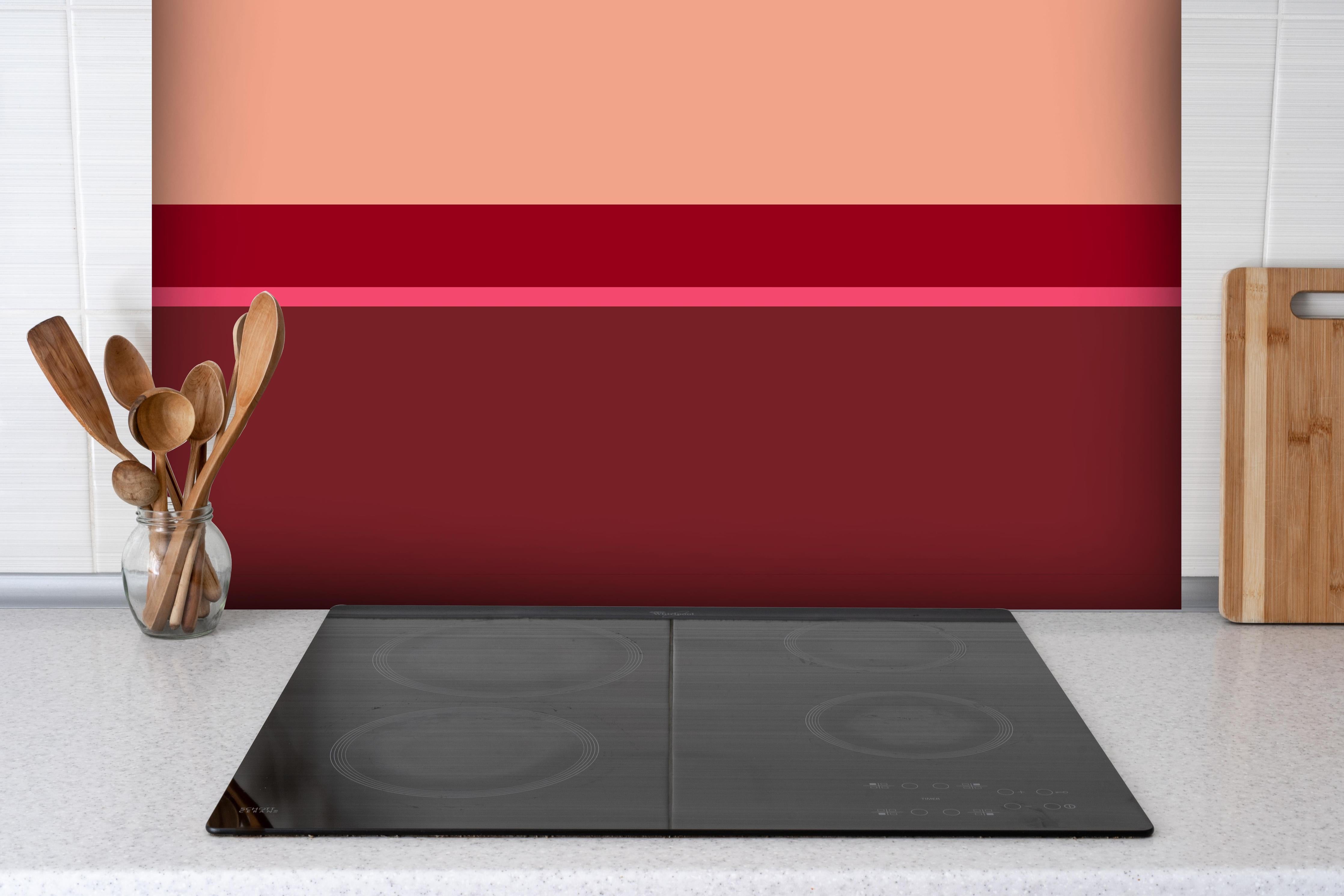 Spritzschutz - The Reds - Horizontal - Cherry hinter einem Cerankochfeld zwischen Holz-Kochutensilien