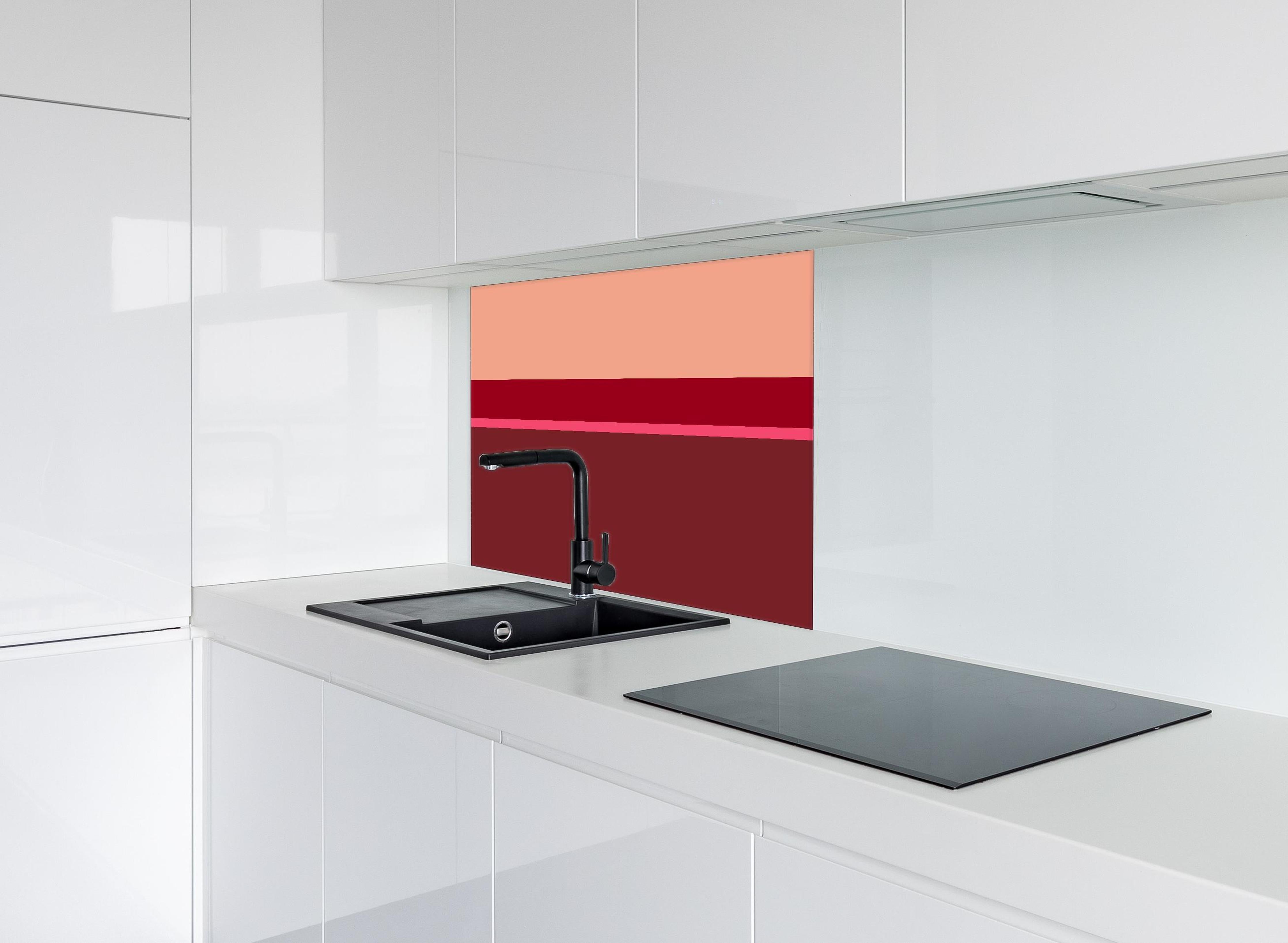 Spritzschutz - The Reds - Horizontal - Cherry hinter einem Cerankochfeld zwischen Holz-Kochutensilien