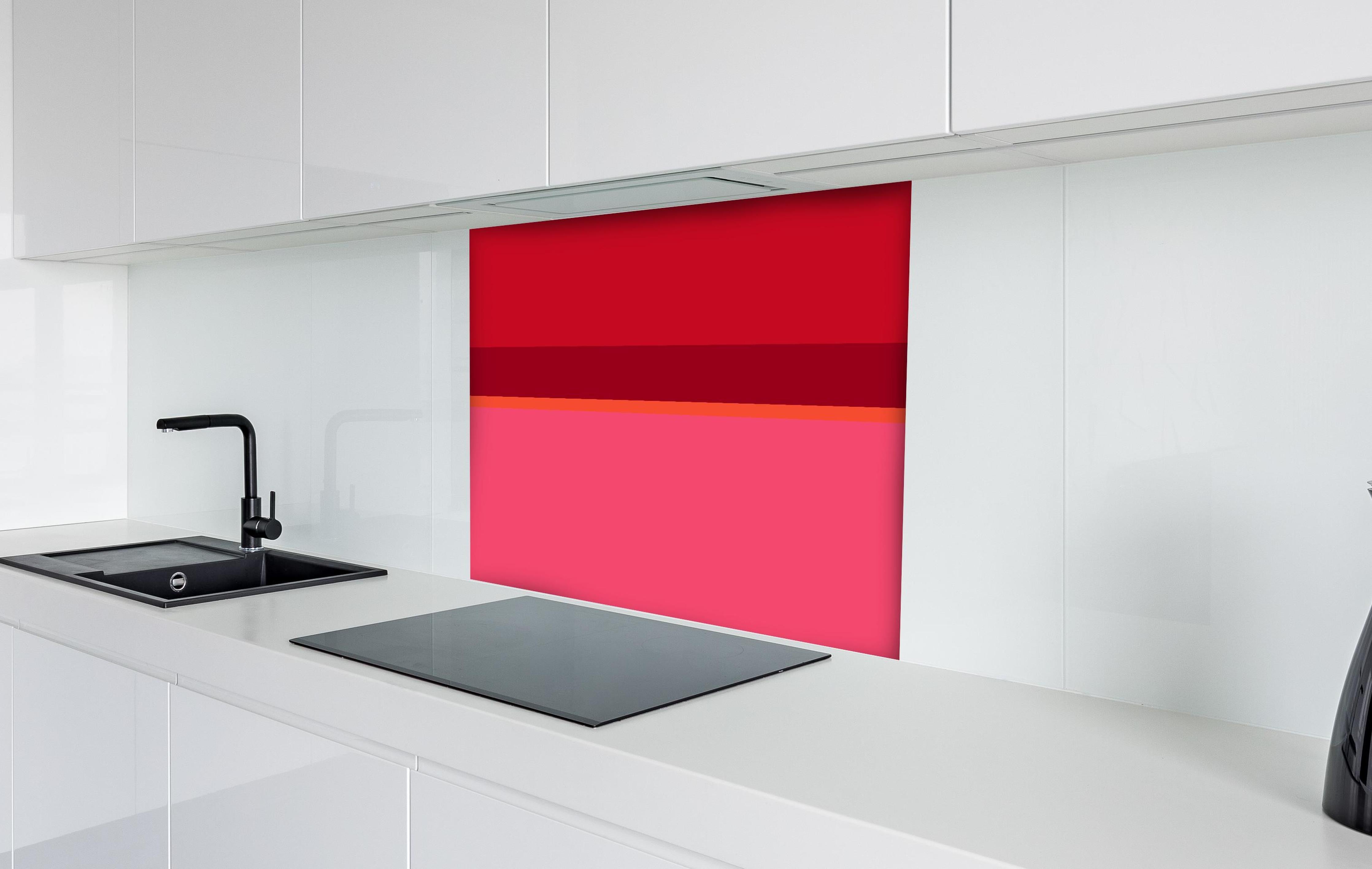 Spritzschutz - The Reds - Horizontal - Pommagranate hinter einem Cerankochfeld zwischen Holz-Kochutensilien