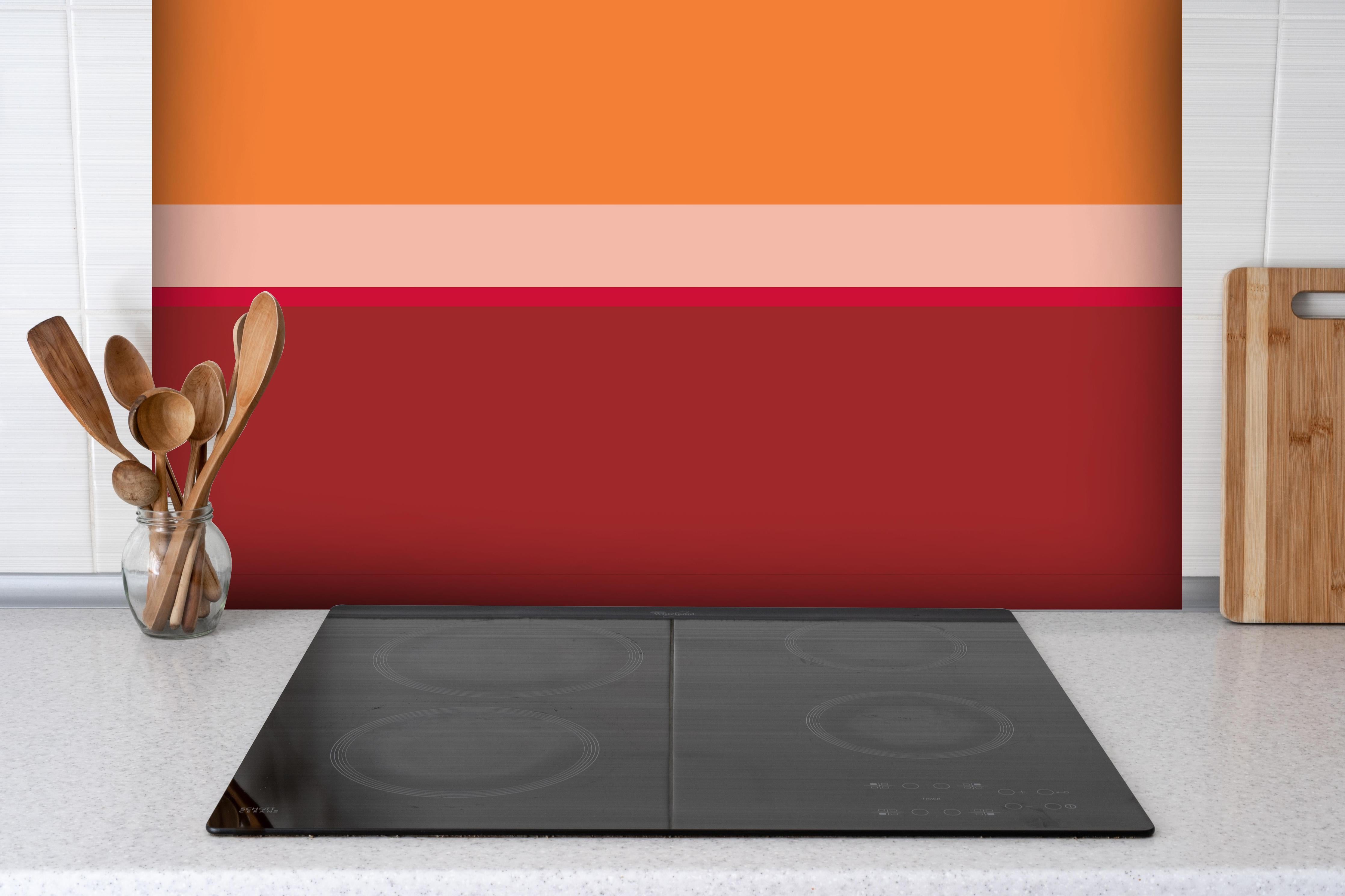 Spritzschutz - The Reds - Horizontal - Sangria hinter einem Cerankochfeld zwischen Holz-Kochutensilien