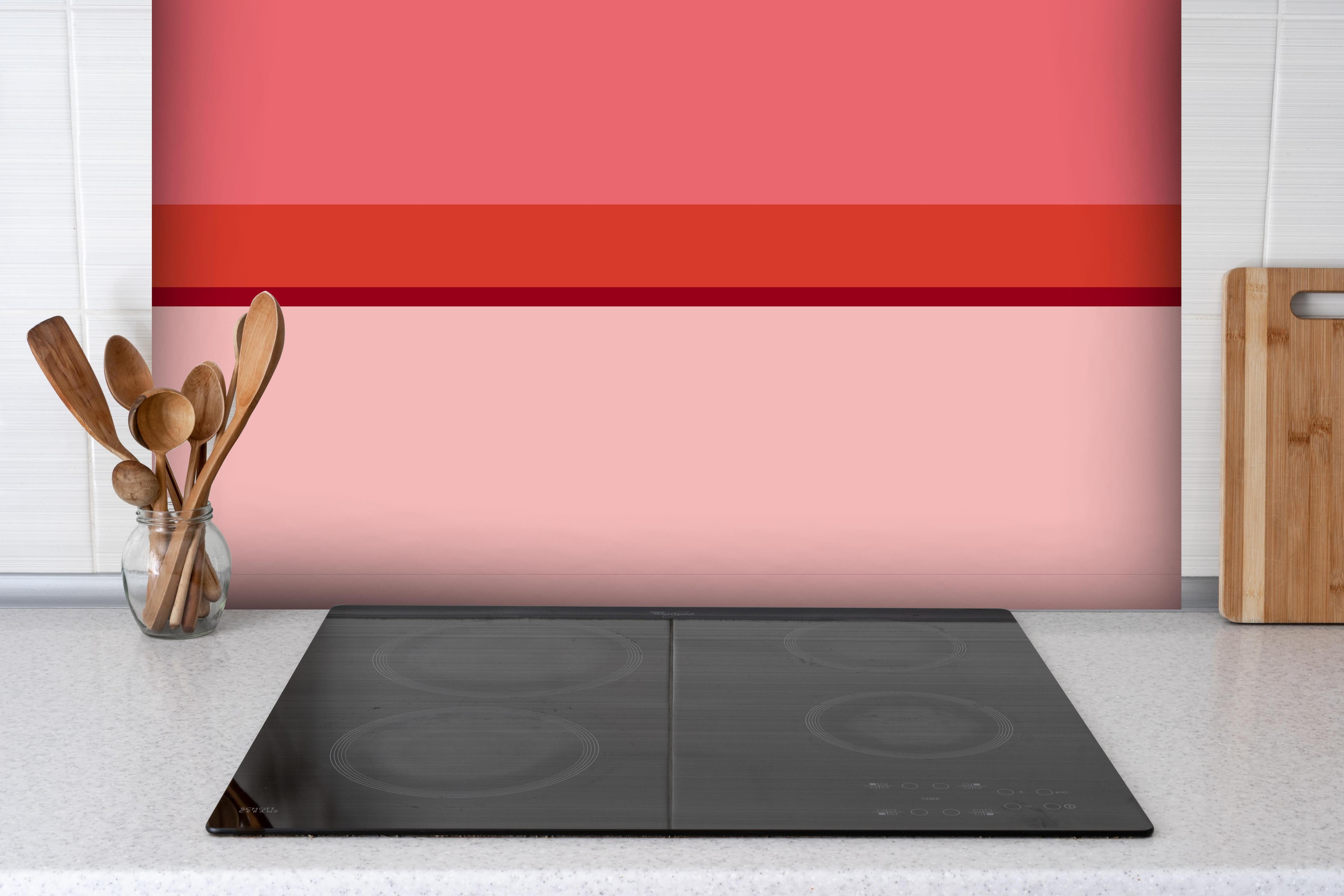 Spritzschutz - The Reds - Horizontal - Tomato hinter einem Cerankochfeld zwischen Holz-Kochutensilien