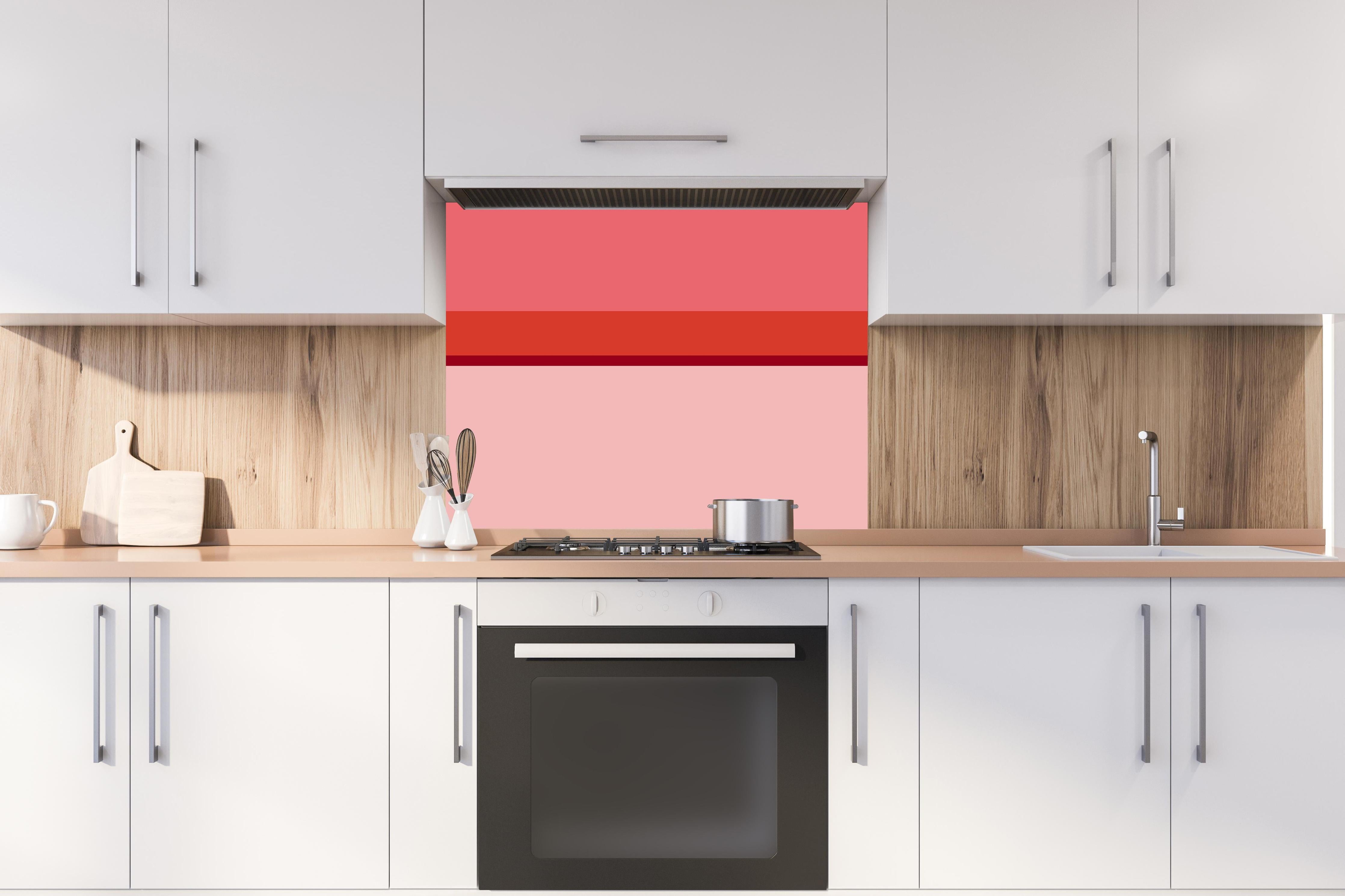 Spritzschutz - The Reds - Horizontal - Tomato hinter einem Cerankochfeld zwischen Holz-Kochutensilien