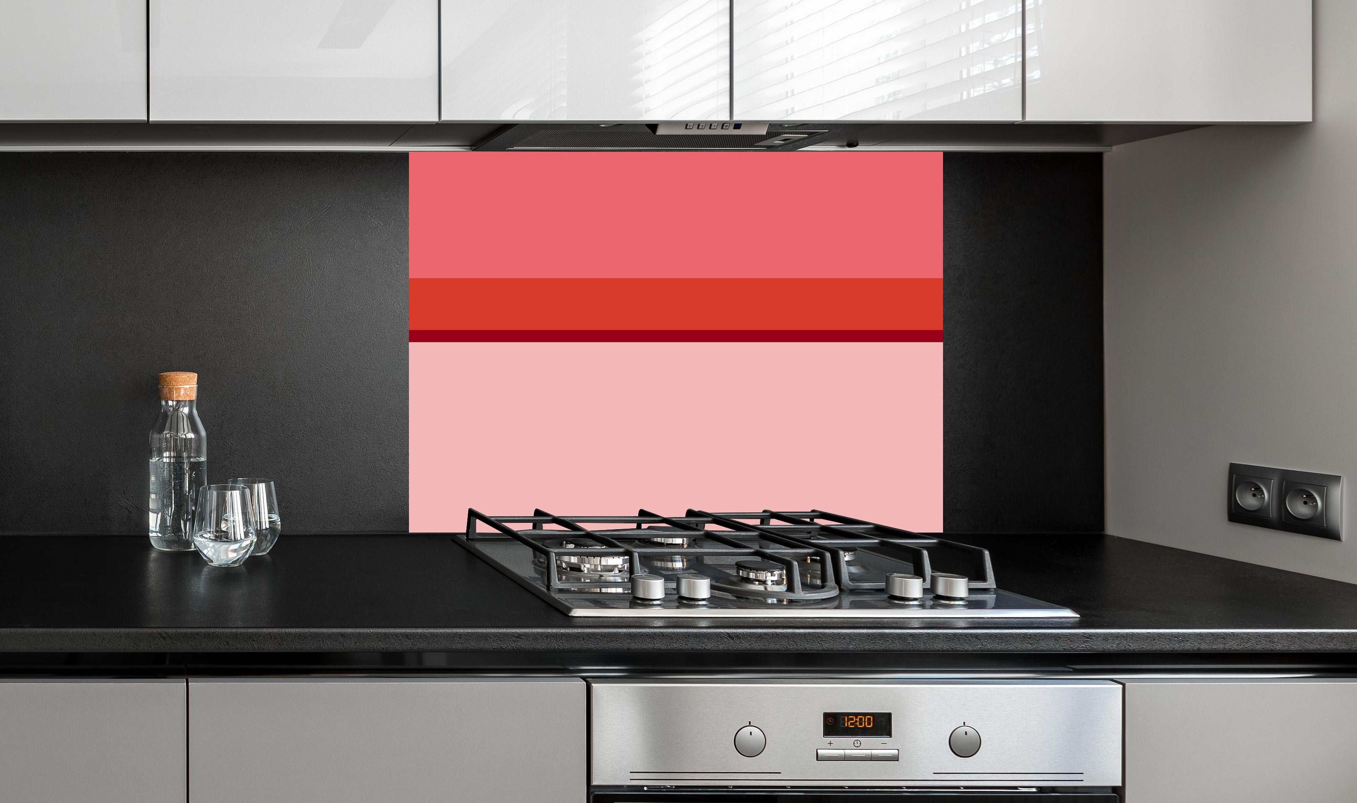 Spritzschutz - The Reds - Horizontal - Tomato hinter einem Cerankochfeld zwischen Holz-Kochutensilien