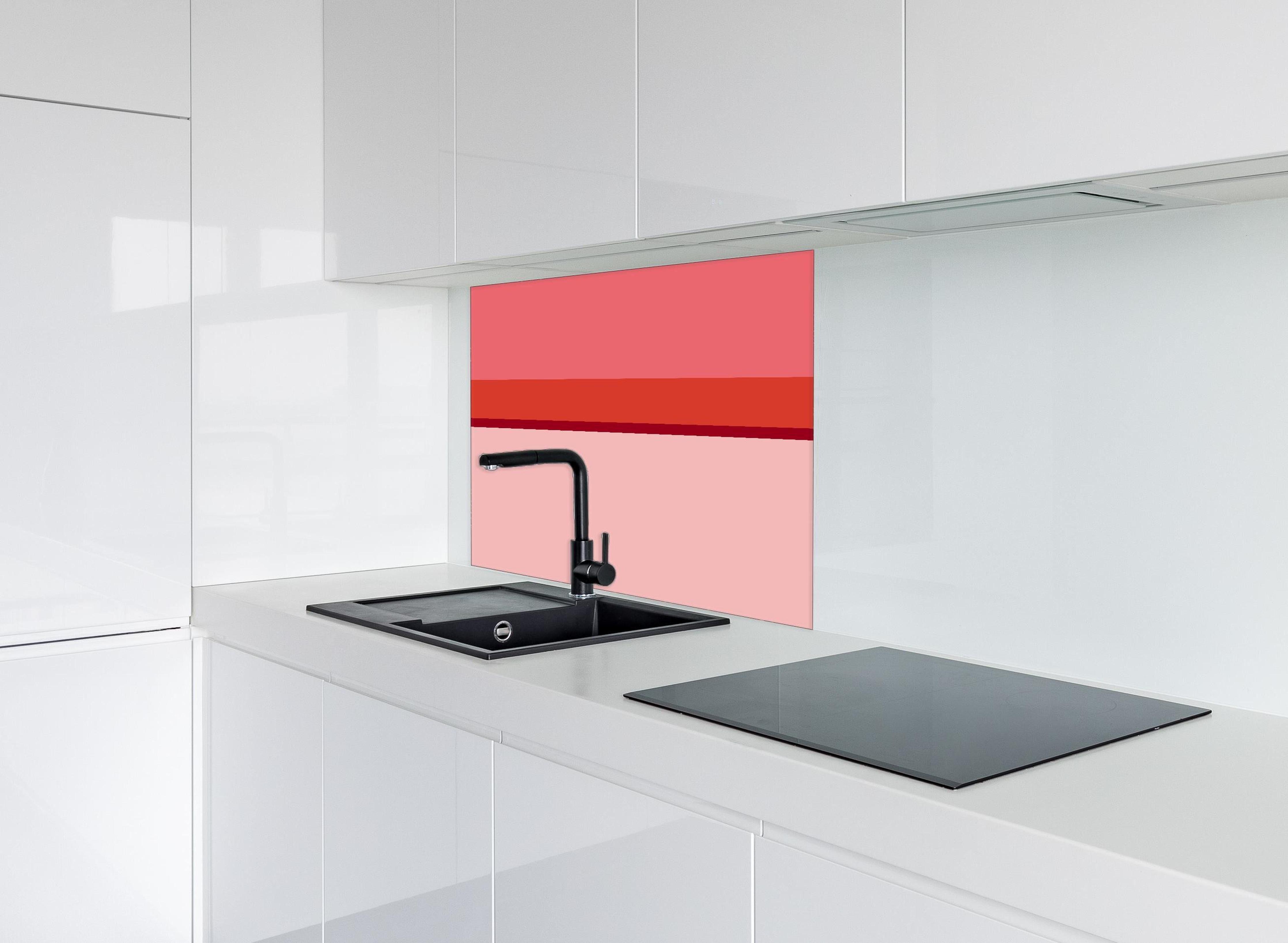 Spritzschutz - The Reds - Horizontal - Tomato hinter einem Cerankochfeld zwischen Holz-Kochutensilien