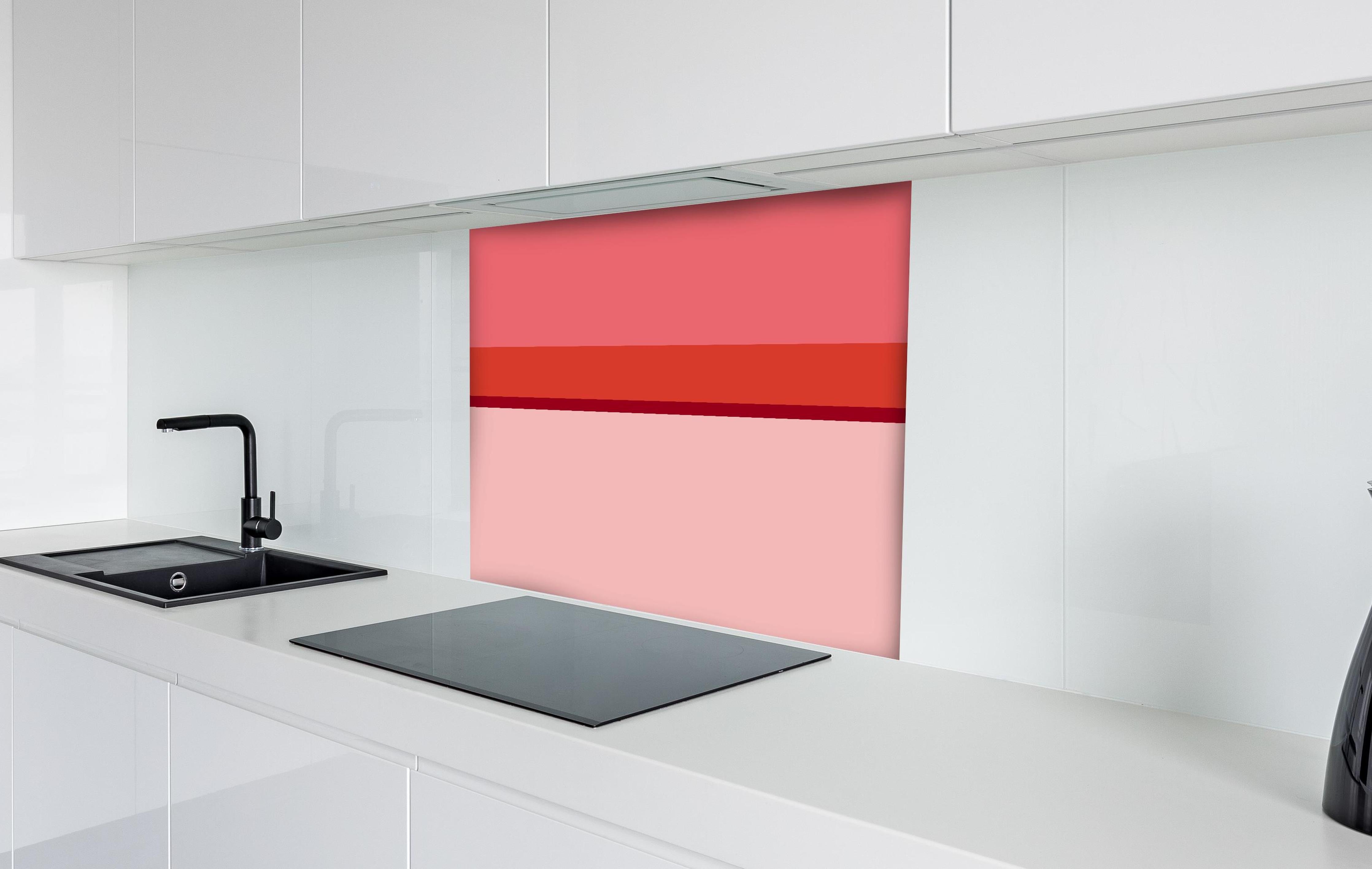 Spritzschutz - The Reds - Horizontal - Tomato hinter einem Cerankochfeld zwischen Holz-Kochutensilien