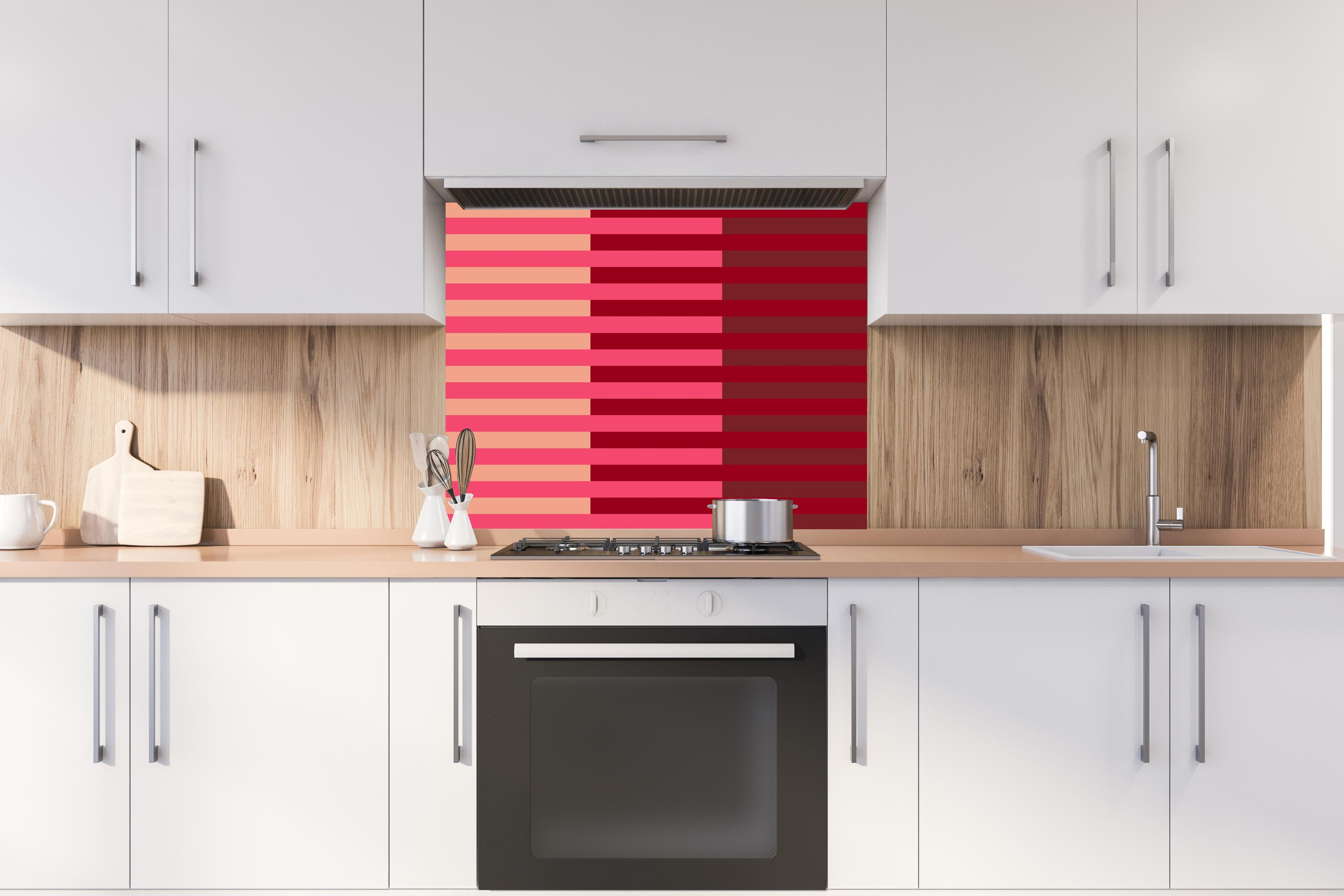 Spritzschutz - The Reds - Multy Stripes - Cherry hinter einem Cerankochfeld zwischen Holz-Kochutensilien