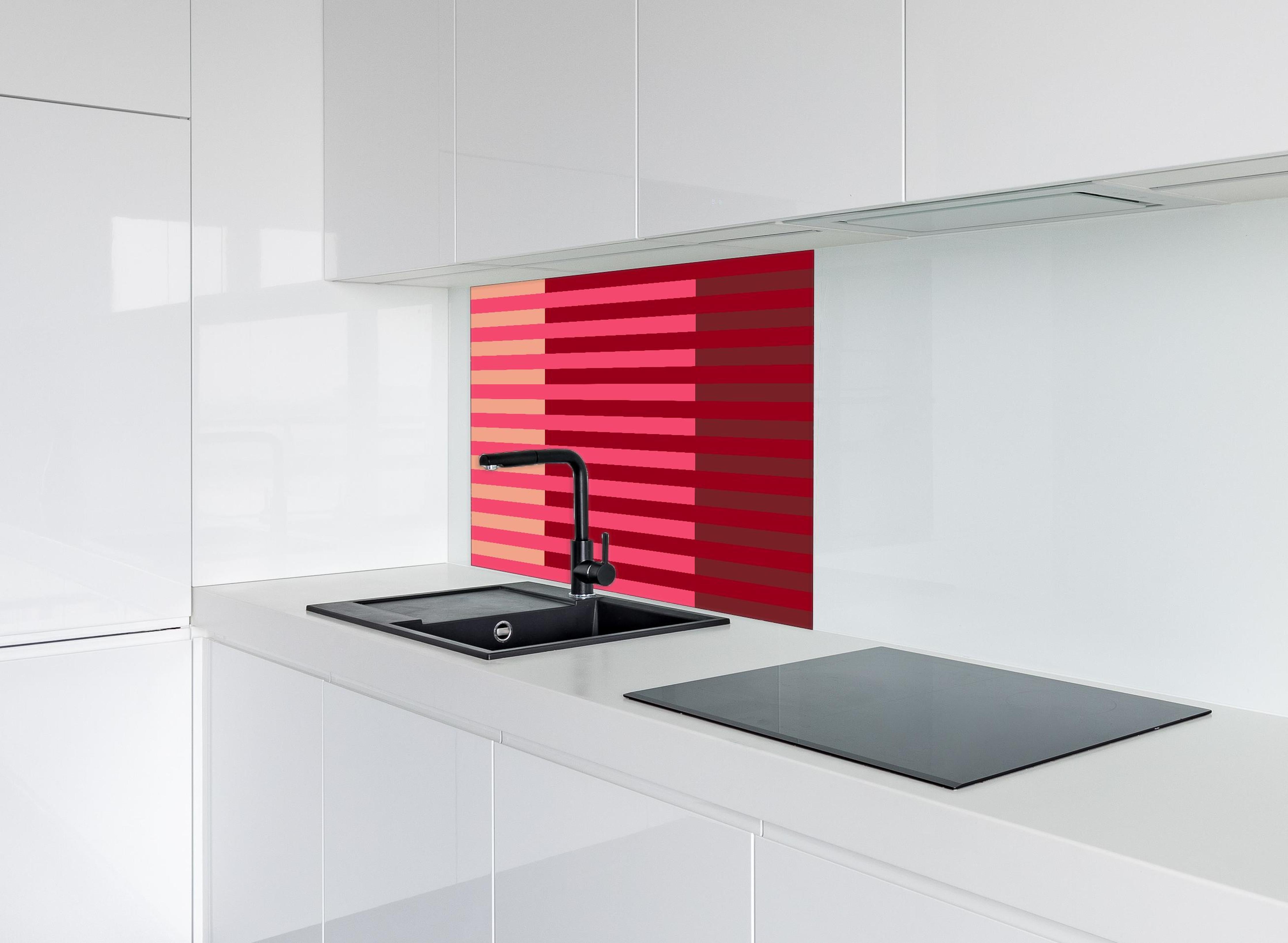 Spritzschutz - The Reds - Multy Stripes - Cherry hinter einem Cerankochfeld zwischen Holz-Kochutensilien