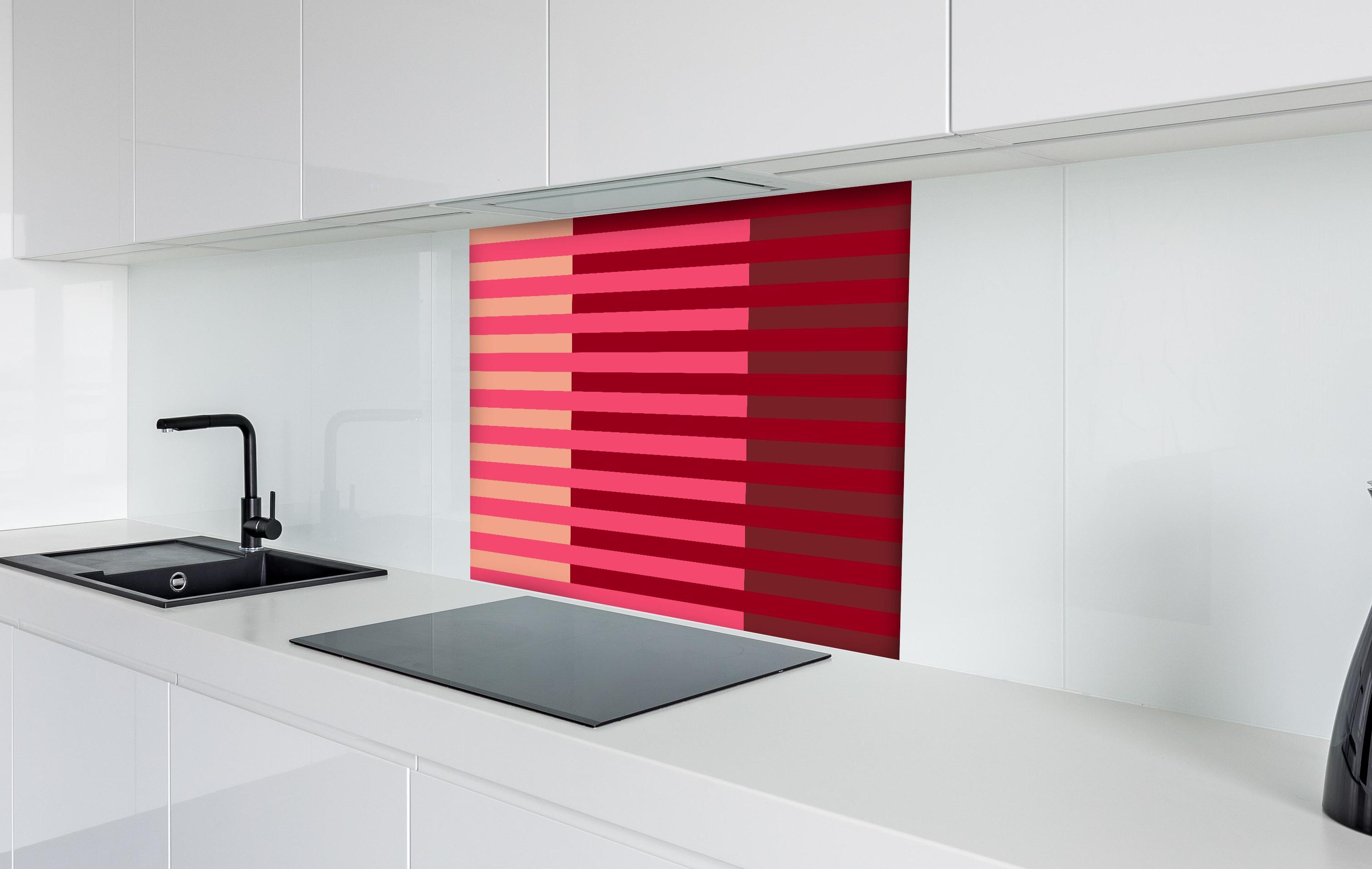 Spritzschutz - The Reds - Multy Stripes - Cherry hinter einem Cerankochfeld zwischen Holz-Kochutensilien