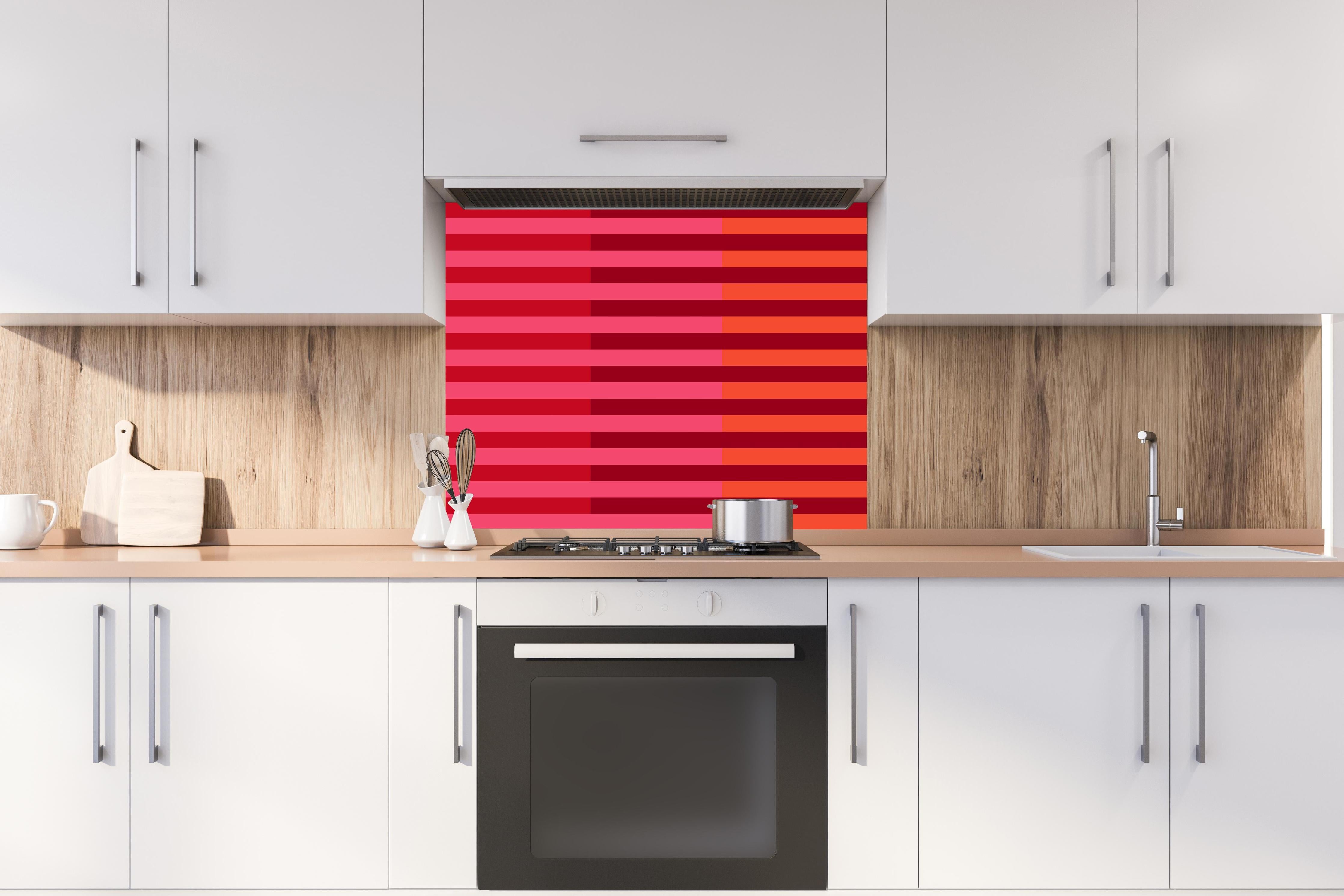 Spritzschutz - The Reds - Multy Stripes - Pomegranate hinter einem Cerankochfeld zwischen Holz-Kochutensilien