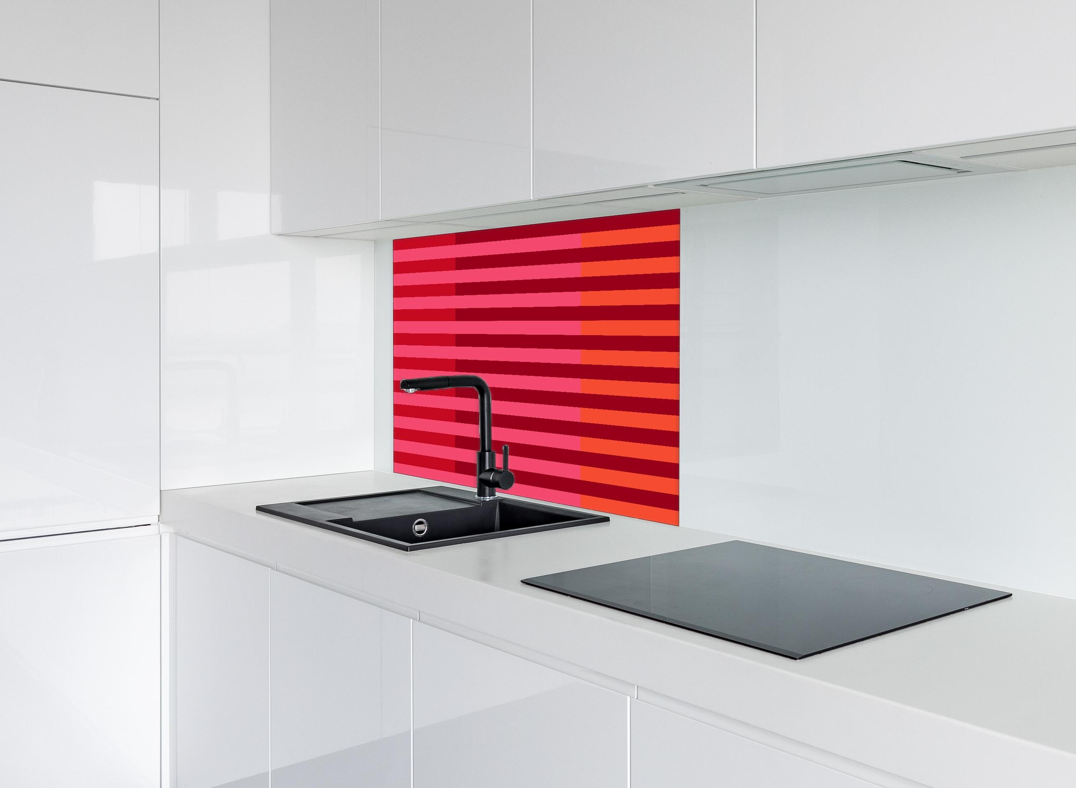 Spritzschutz - The Reds - Multy Stripes - Pomegranate hinter einem Cerankochfeld zwischen Holz-Kochutensilien