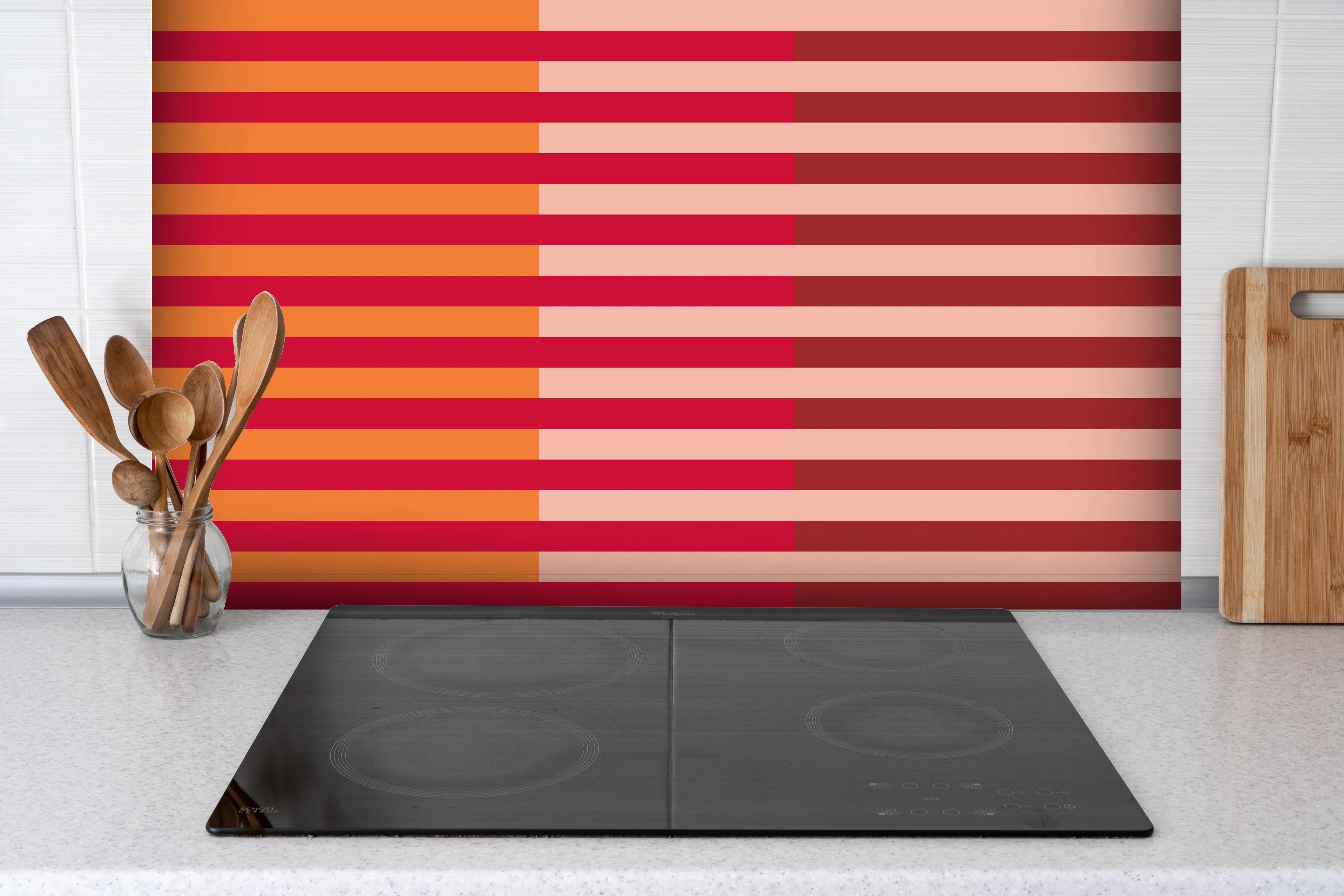 Spritzschutz - The Reds - Multy Stripes - Sangria hinter einem Cerankochfeld zwischen Holz-Kochutensilien