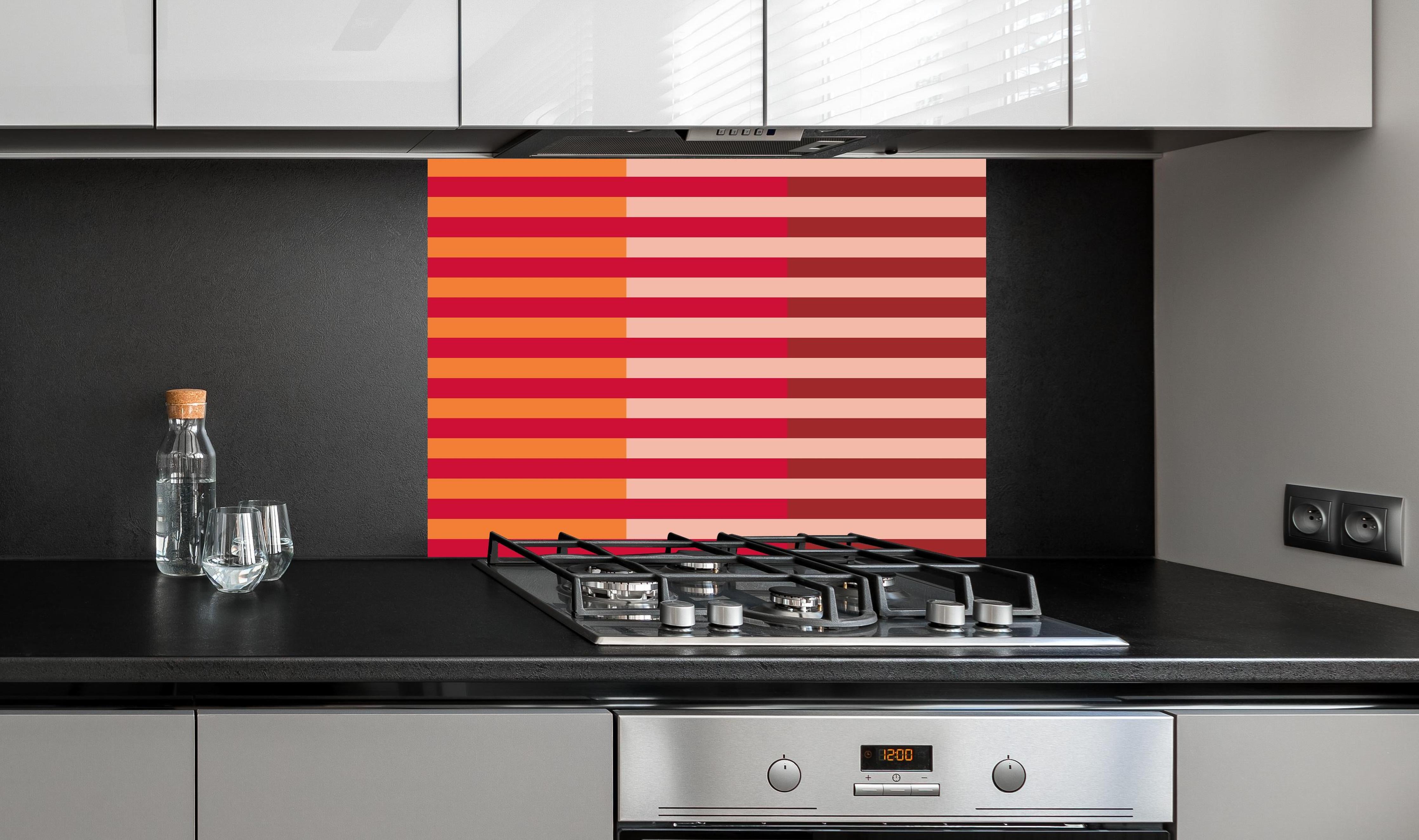 Spritzschutz - The Reds - Multy Stripes - Sangria hinter einem Cerankochfeld zwischen Holz-Kochutensilien