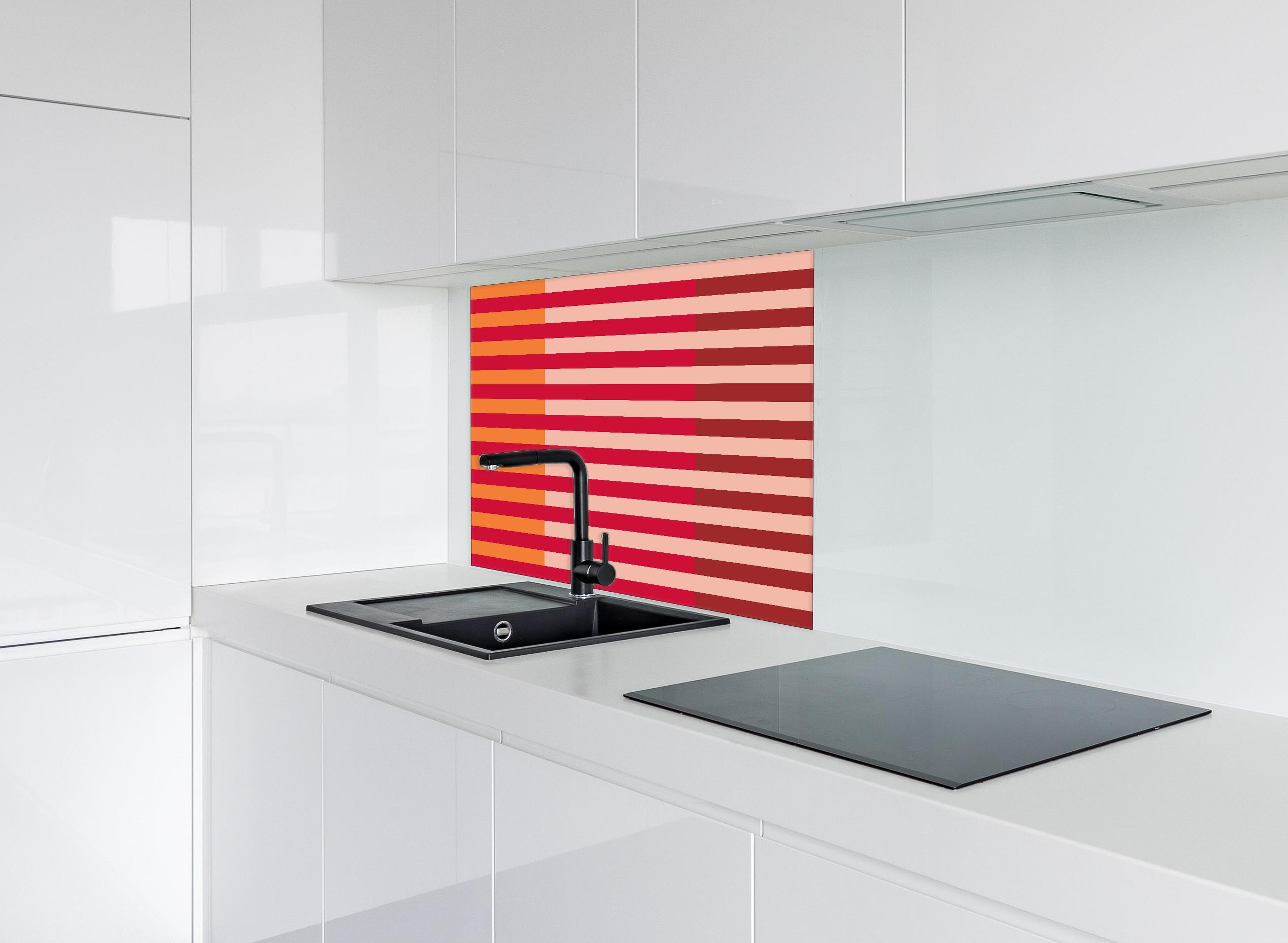 Spritzschutz - The Reds - Multy Stripes - Sangria hinter einem Cerankochfeld zwischen Holz-Kochutensilien