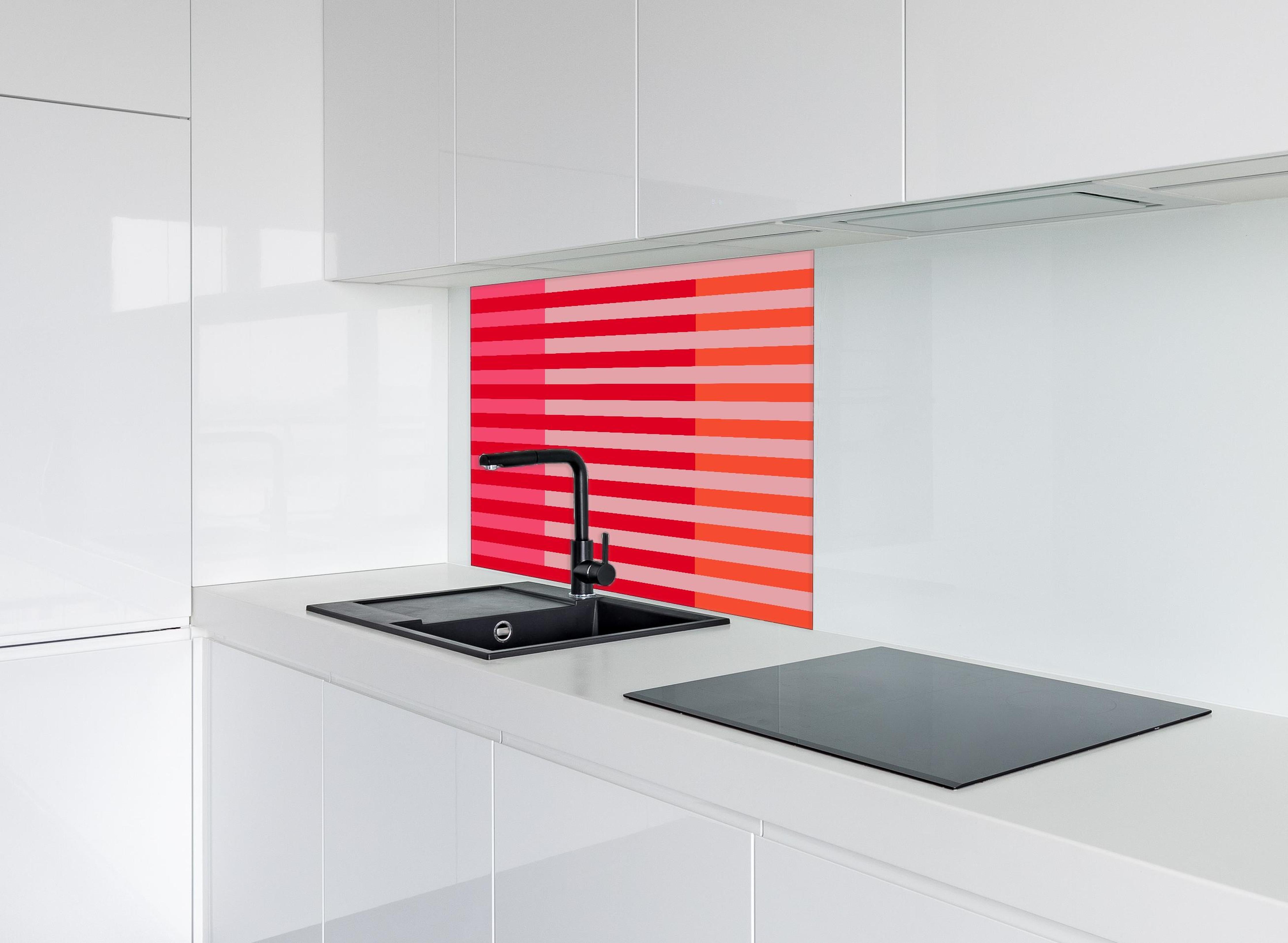 Spritzschutz - The Reds - Multy Stripes - Strawberry hinter einem Cerankochfeld zwischen Holz-Kochutensilien