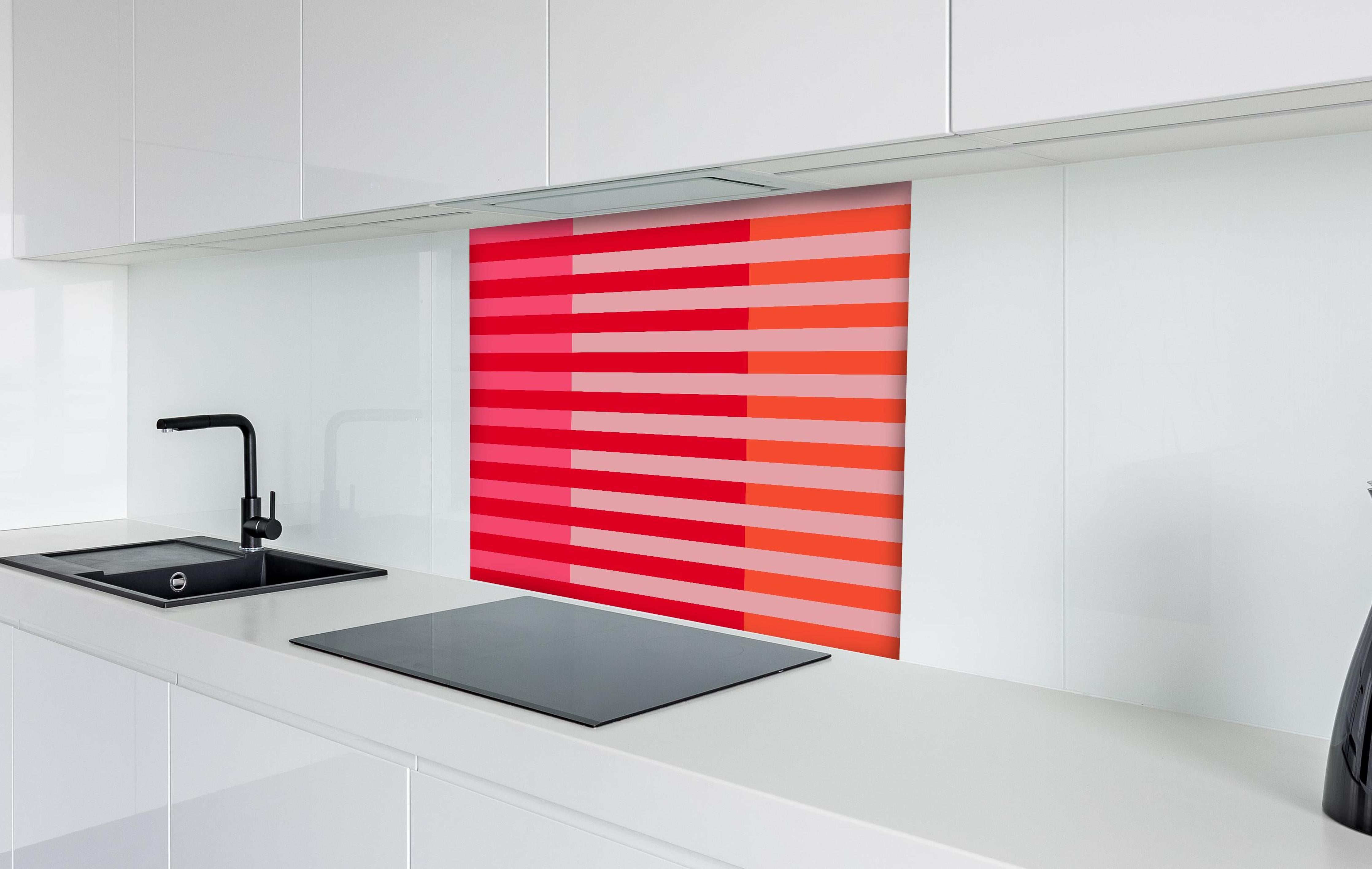 Spritzschutz - The Reds - Multy Stripes - Strawberry hinter einem Cerankochfeld zwischen Holz-Kochutensilien