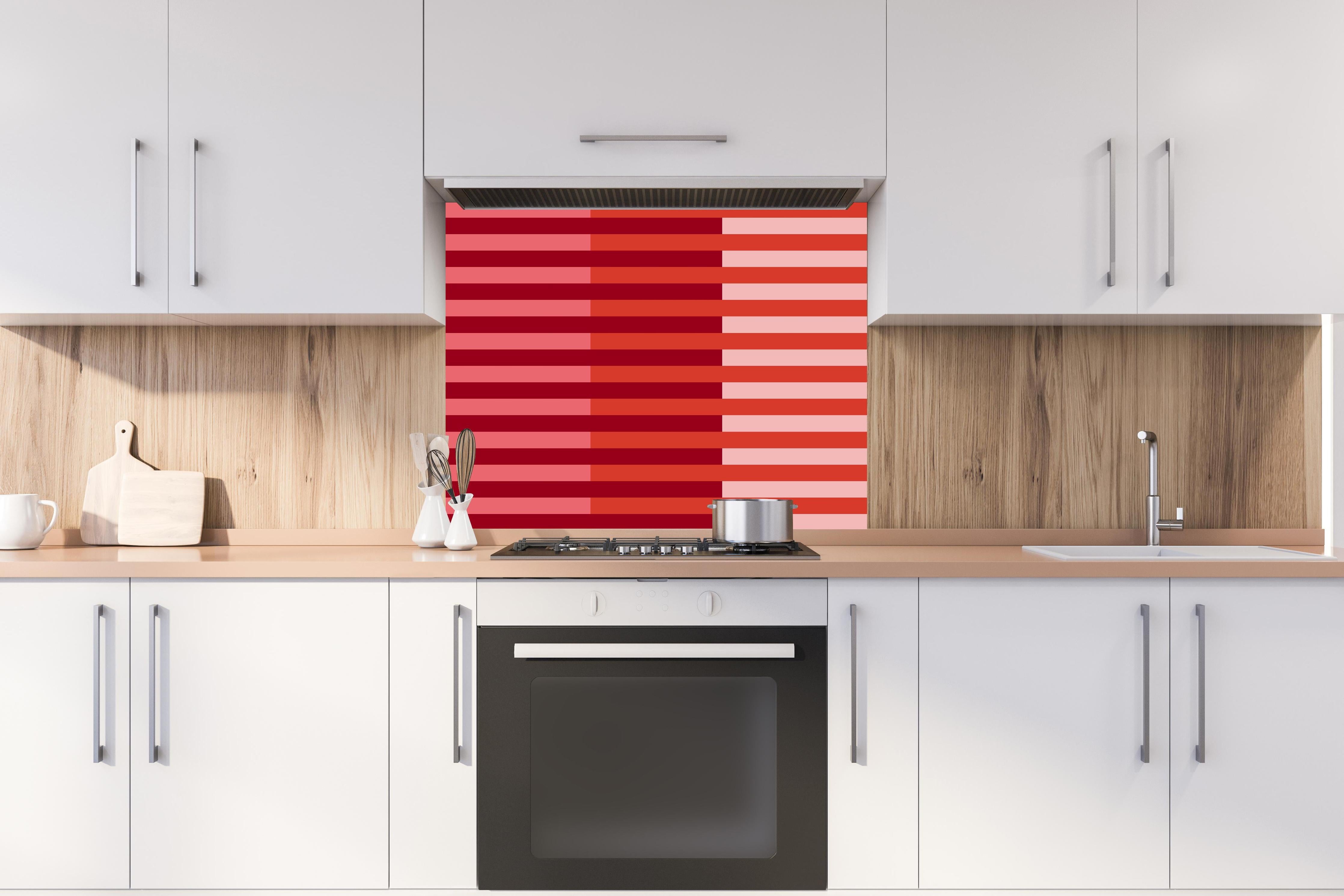 Spritzschutz - The Reds - Multy Stripes - Tomato hinter einem Cerankochfeld zwischen Holz-Kochutensilien