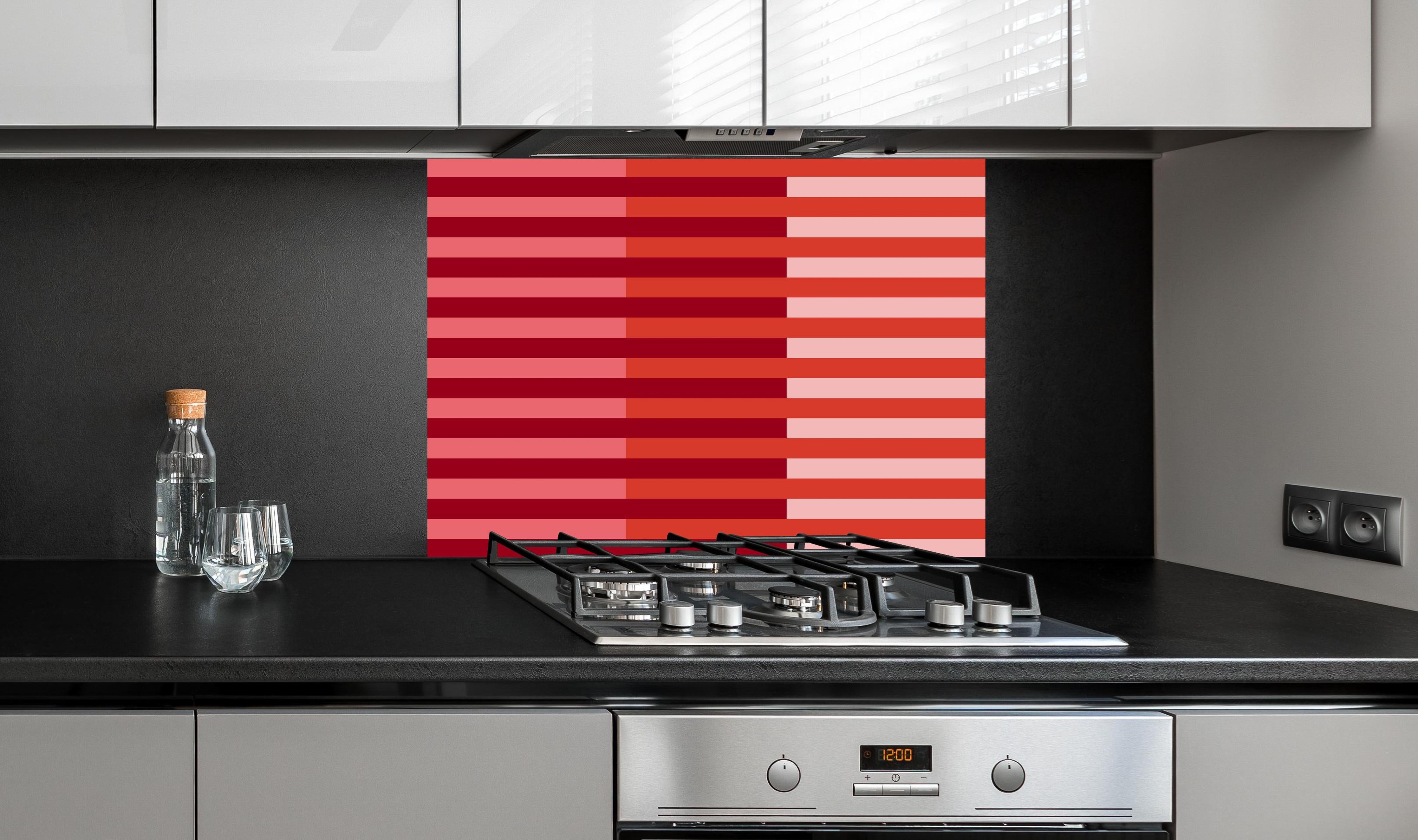 Spritzschutz - The Reds - Multy Stripes - Tomato hinter einem Cerankochfeld zwischen Holz-Kochutensilien