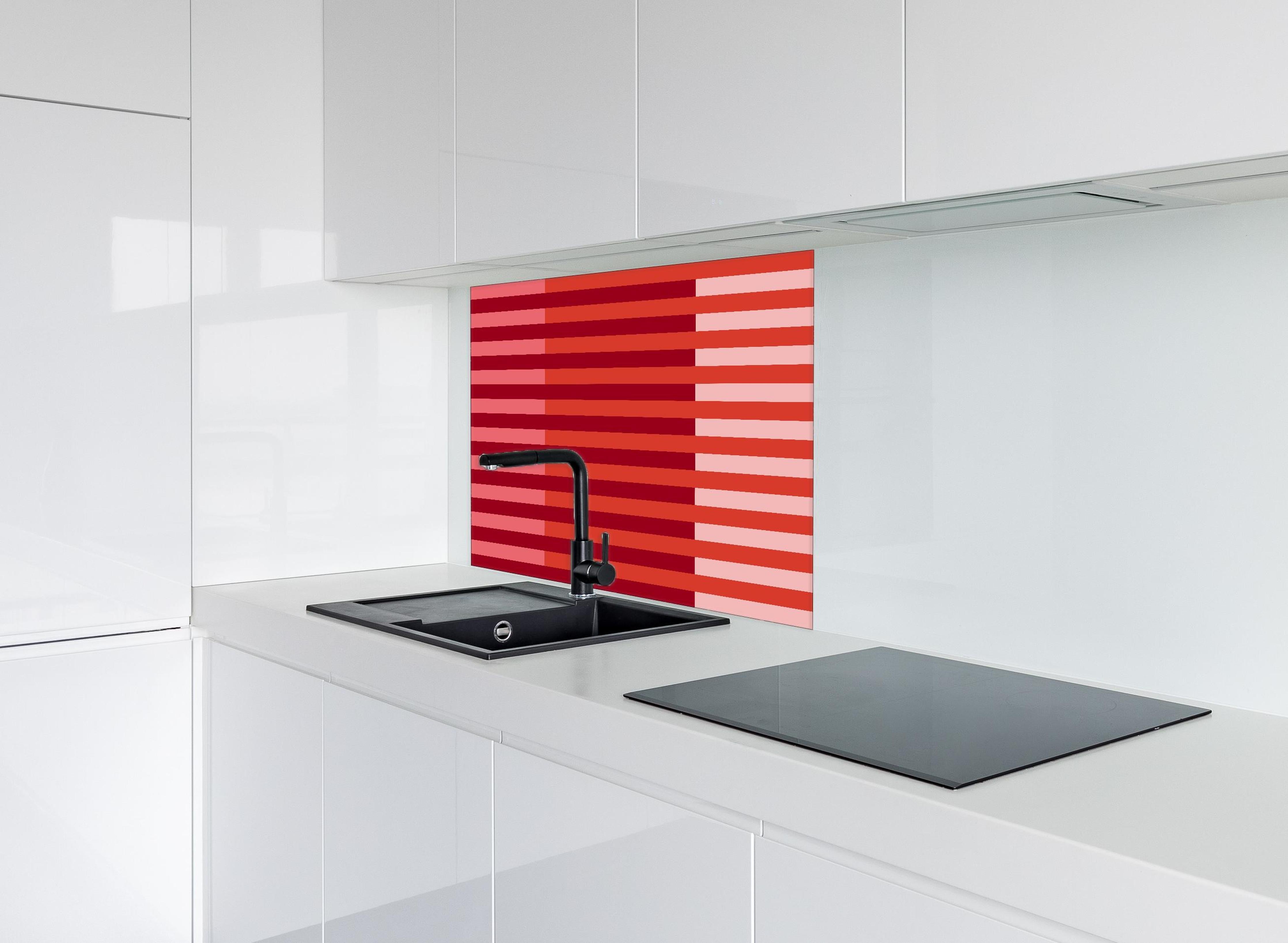 Spritzschutz - The Reds - Multy Stripes - Tomato hinter einem Cerankochfeld zwischen Holz-Kochutensilien