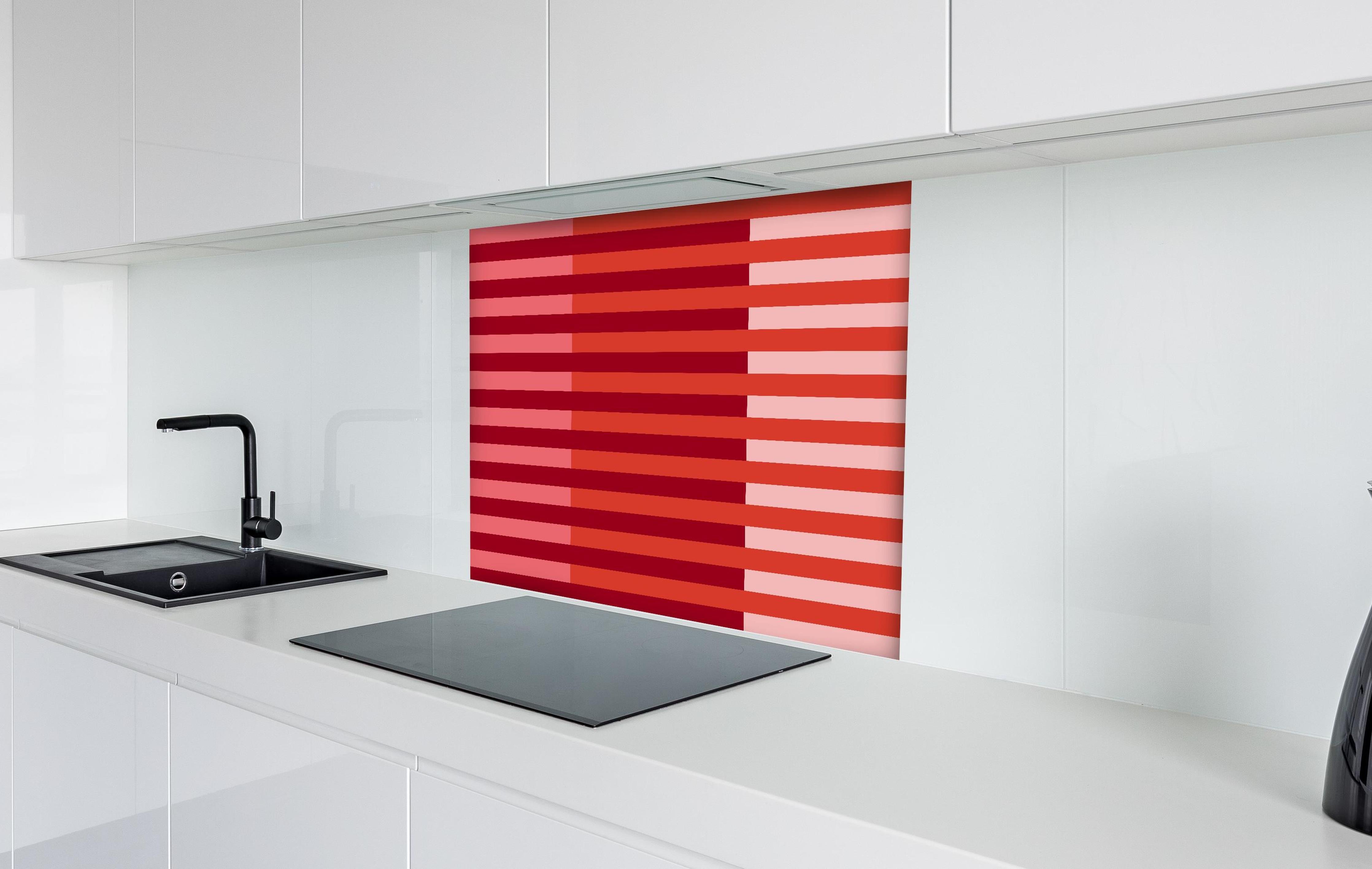 Spritzschutz - The Reds - Multy Stripes - Tomato hinter einem Cerankochfeld zwischen Holz-Kochutensilien