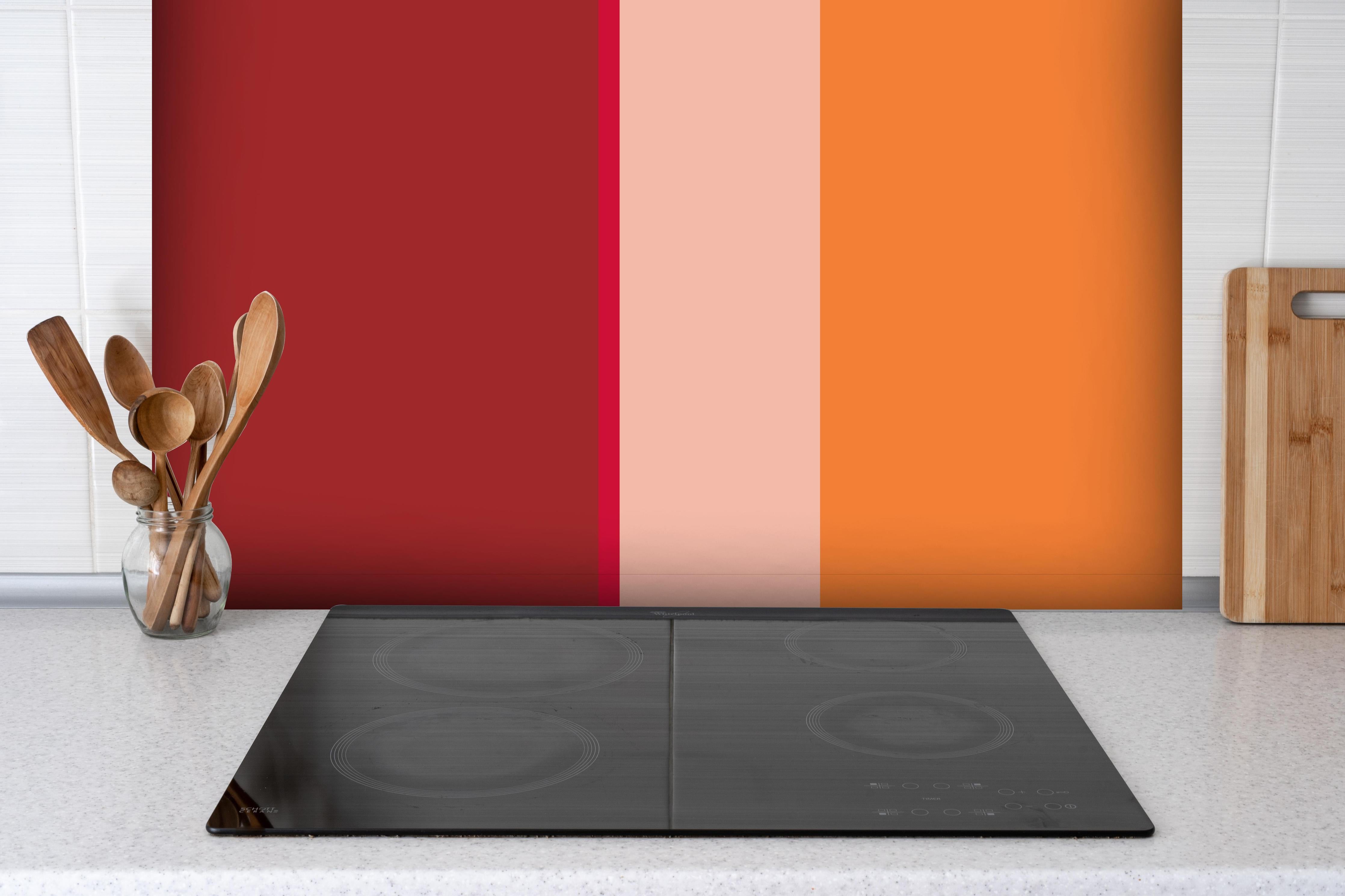 Spritzschutz - The Reds - Vertical - Sangria hinter einem Cerankochfeld zwischen Holz-Kochutensilien