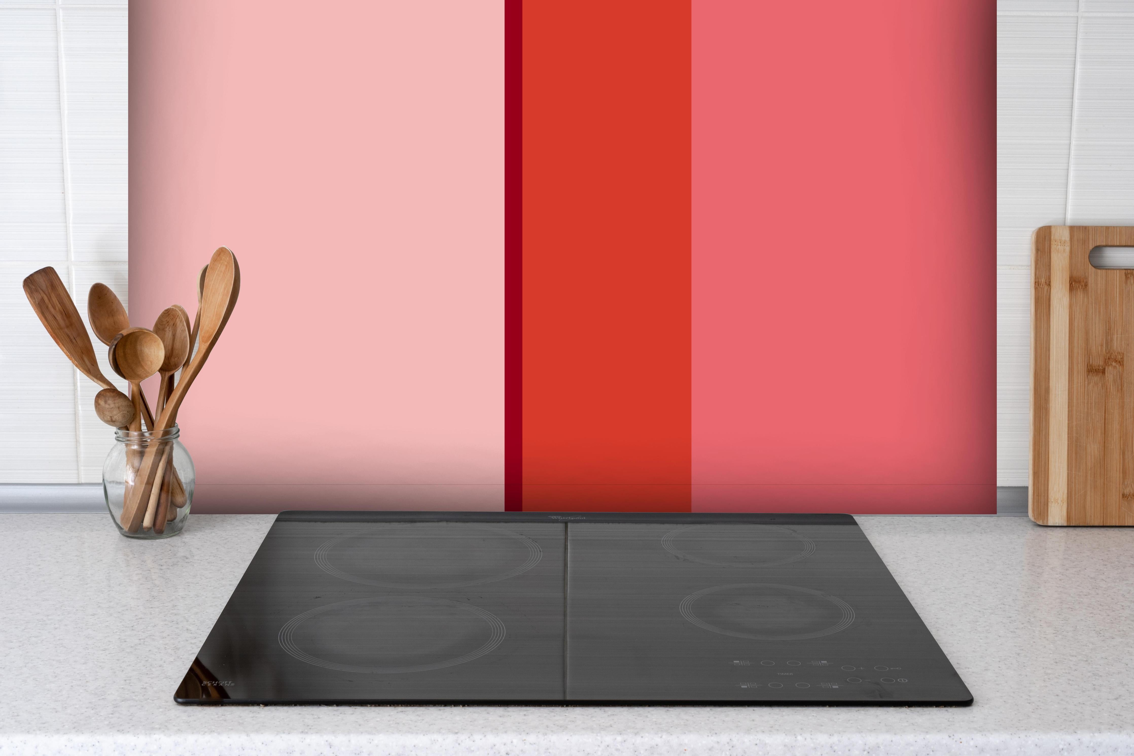 Spritzschutz - The Reds - Vertical - Tomato hinter einem Cerankochfeld zwischen Holz-Kochutensilien