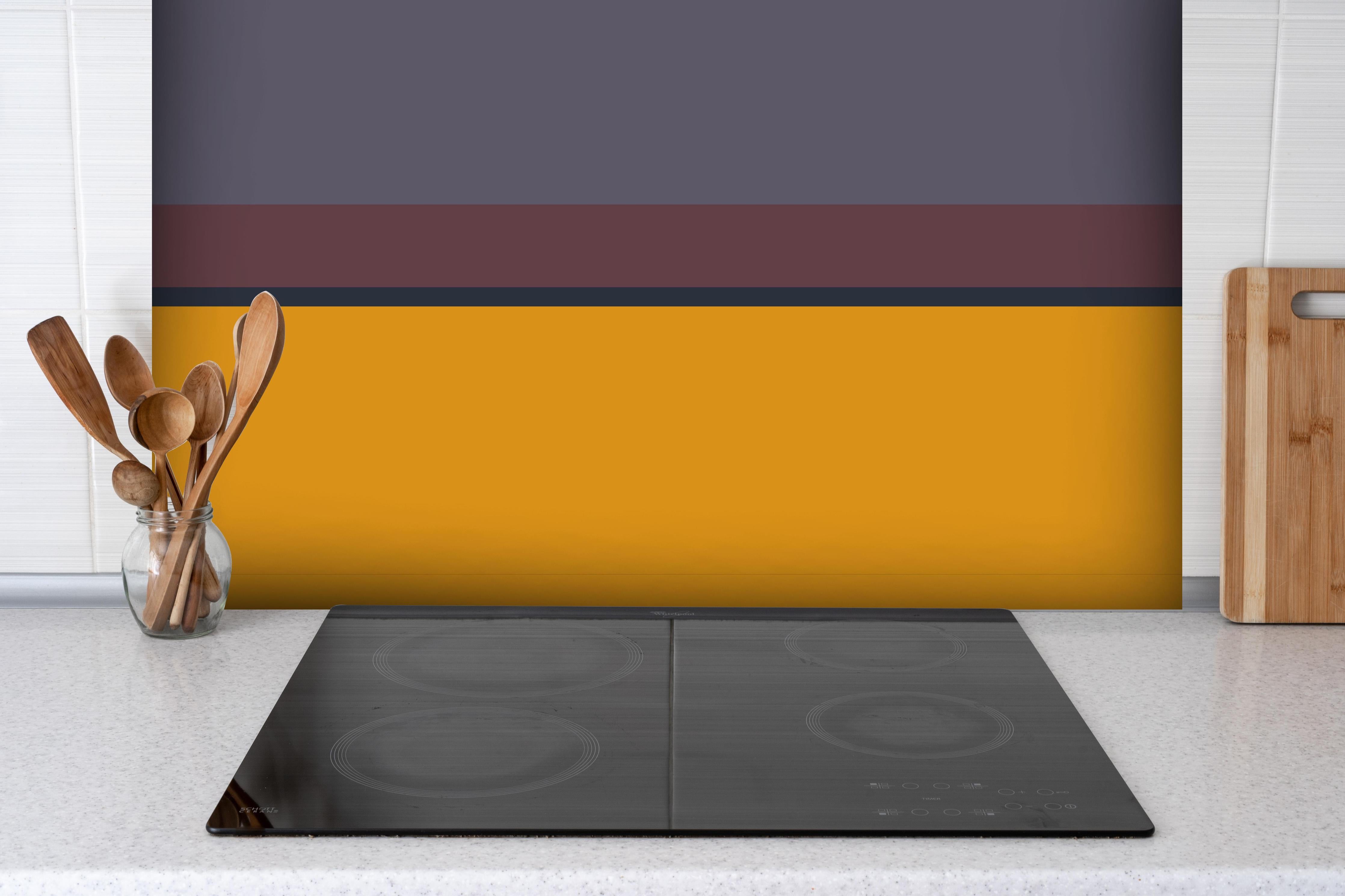 Spritzschutz - The Retros - Horizontal - Cersai hinter einem Cerankochfeld zwischen Holz-Kochutensilien