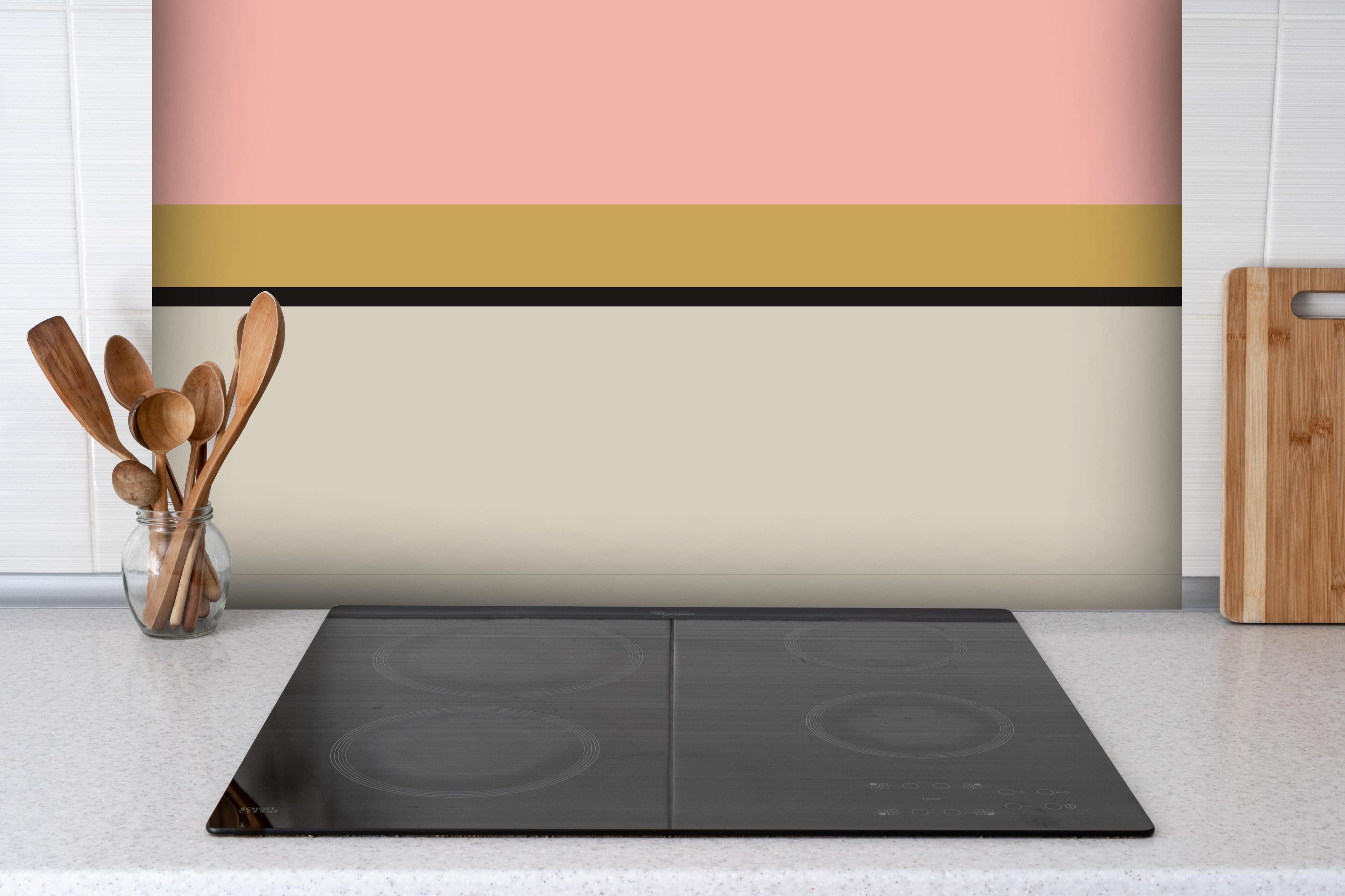 Spritzschutz - The Retros - Horizontal - Daenerys hinter einem Cerankochfeld zwischen Holz-Kochutensilien