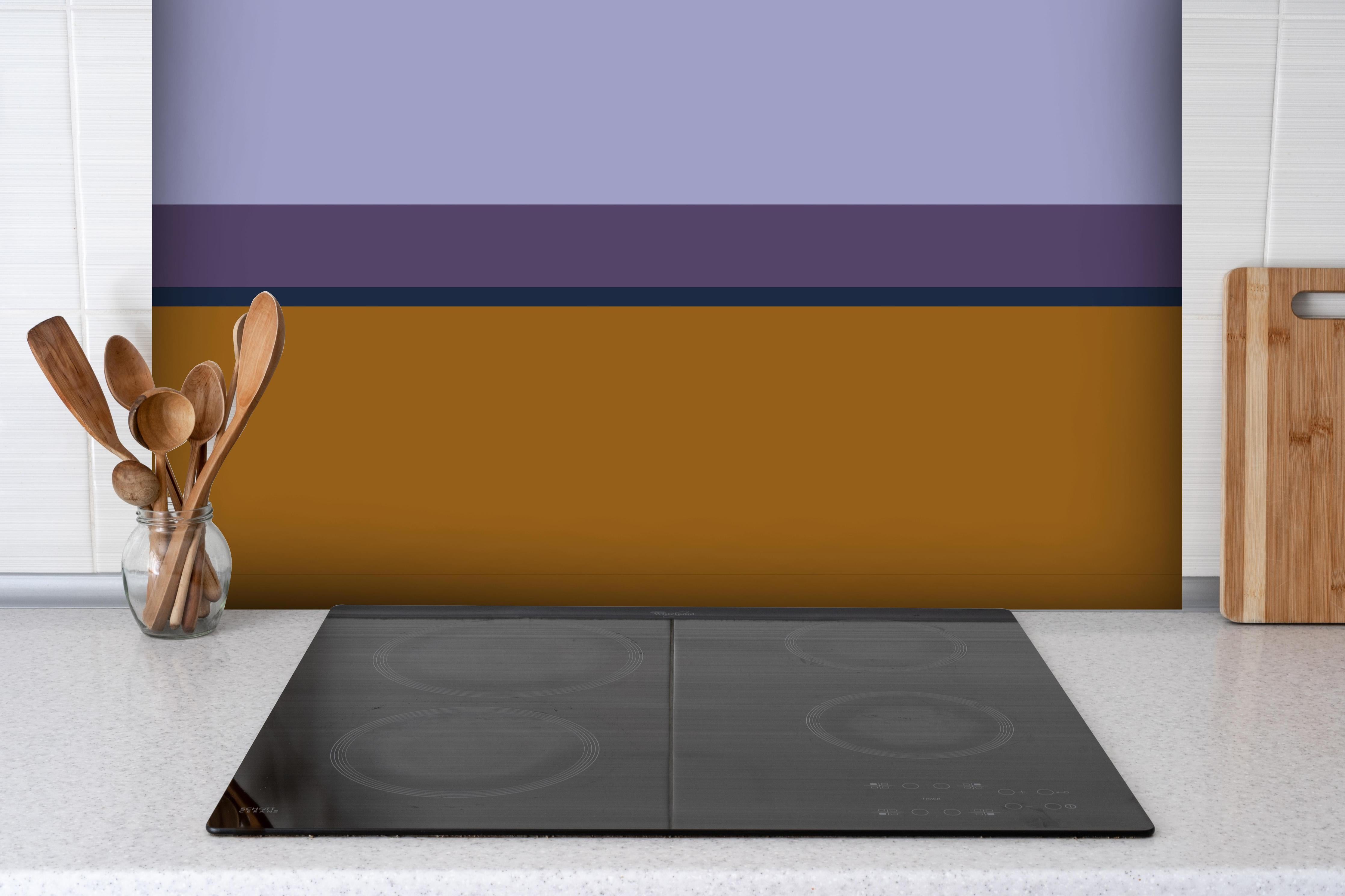 Spritzschutz - The Retros - Horizontal - Tyrion hinter einem Cerankochfeld zwischen Holz-Kochutensilien