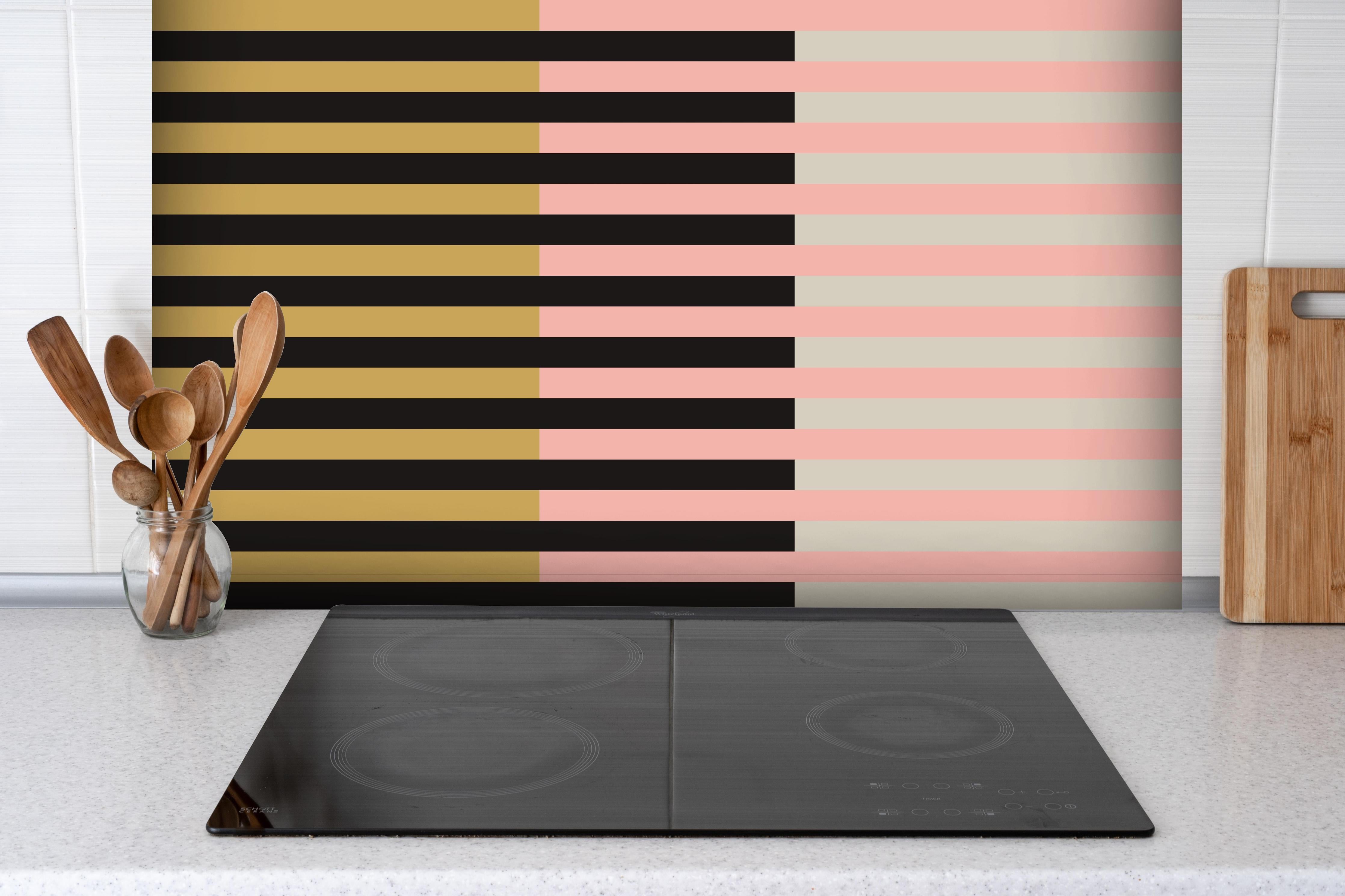 Spritzschutz - The Retros - Multy Stripes - Daenerys hinter einem Cerankochfeld zwischen Holz-Kochutensilien