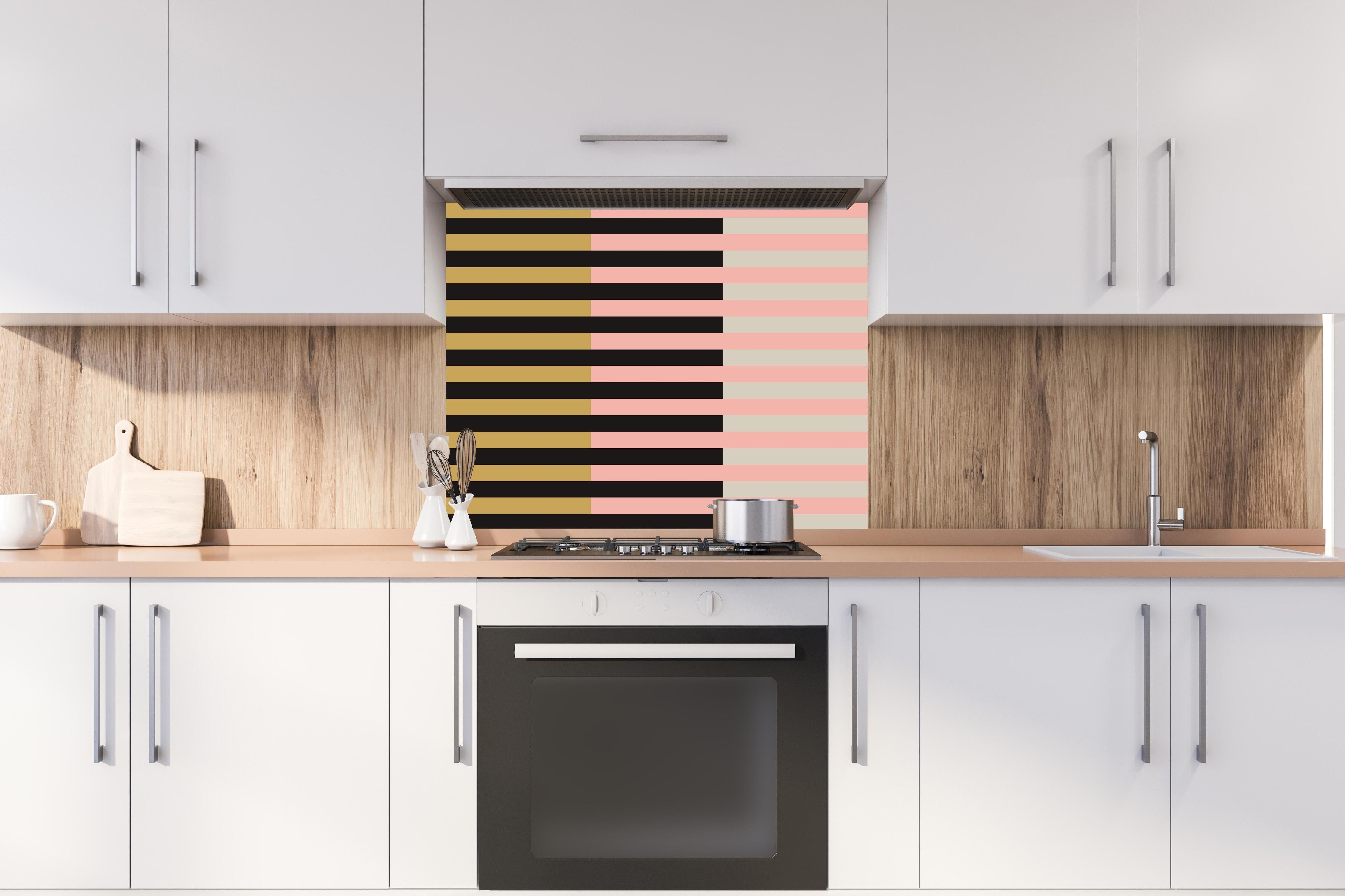 Spritzschutz - The Retros - Multy Stripes - Daenerys hinter einem Cerankochfeld zwischen Holz-Kochutensilien
