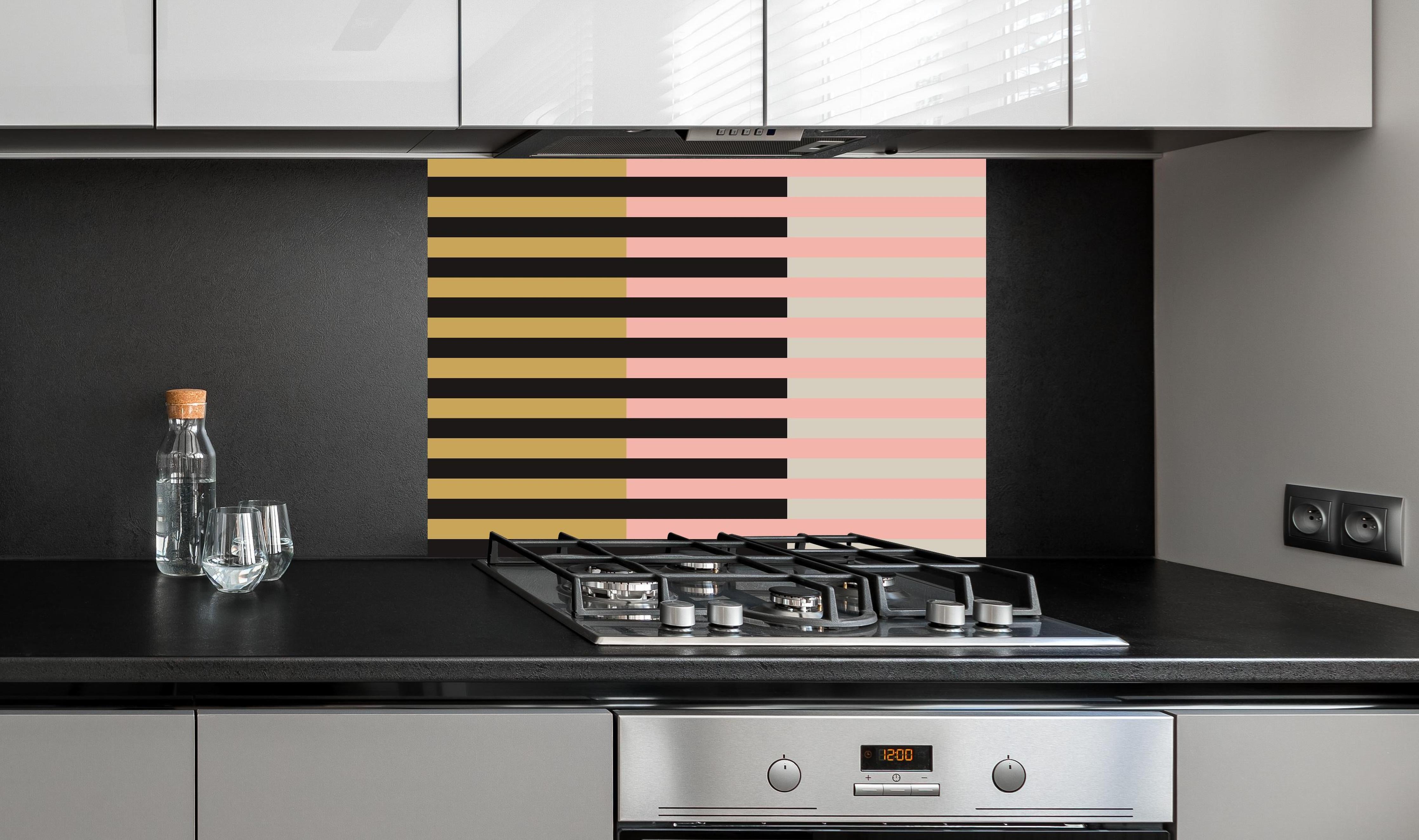 Spritzschutz - The Retros - Multy Stripes - Daenerys hinter einem Cerankochfeld zwischen Holz-Kochutensilien