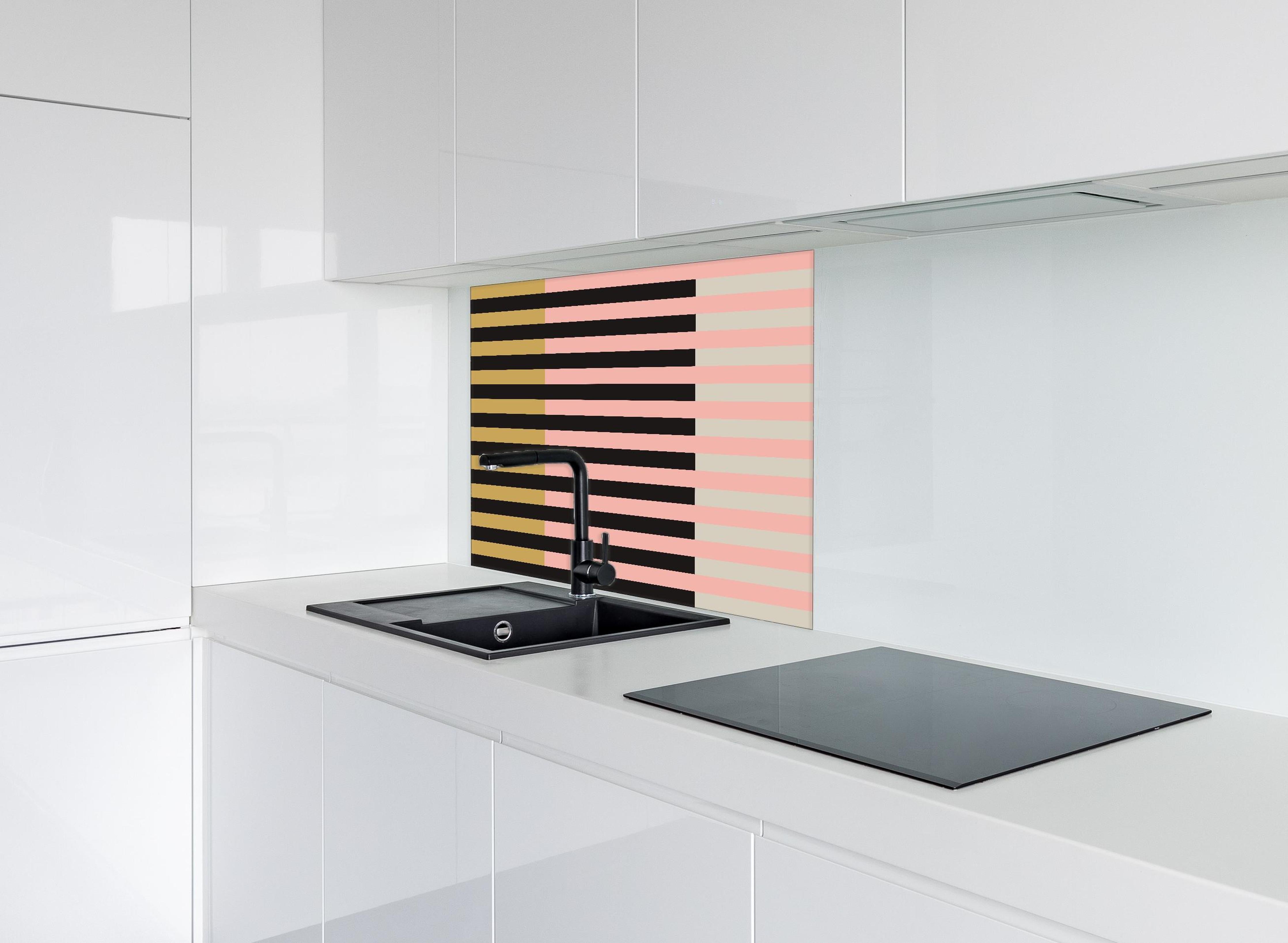 Spritzschutz - The Retros - Multy Stripes - Daenerys hinter einem Cerankochfeld zwischen Holz-Kochutensilien