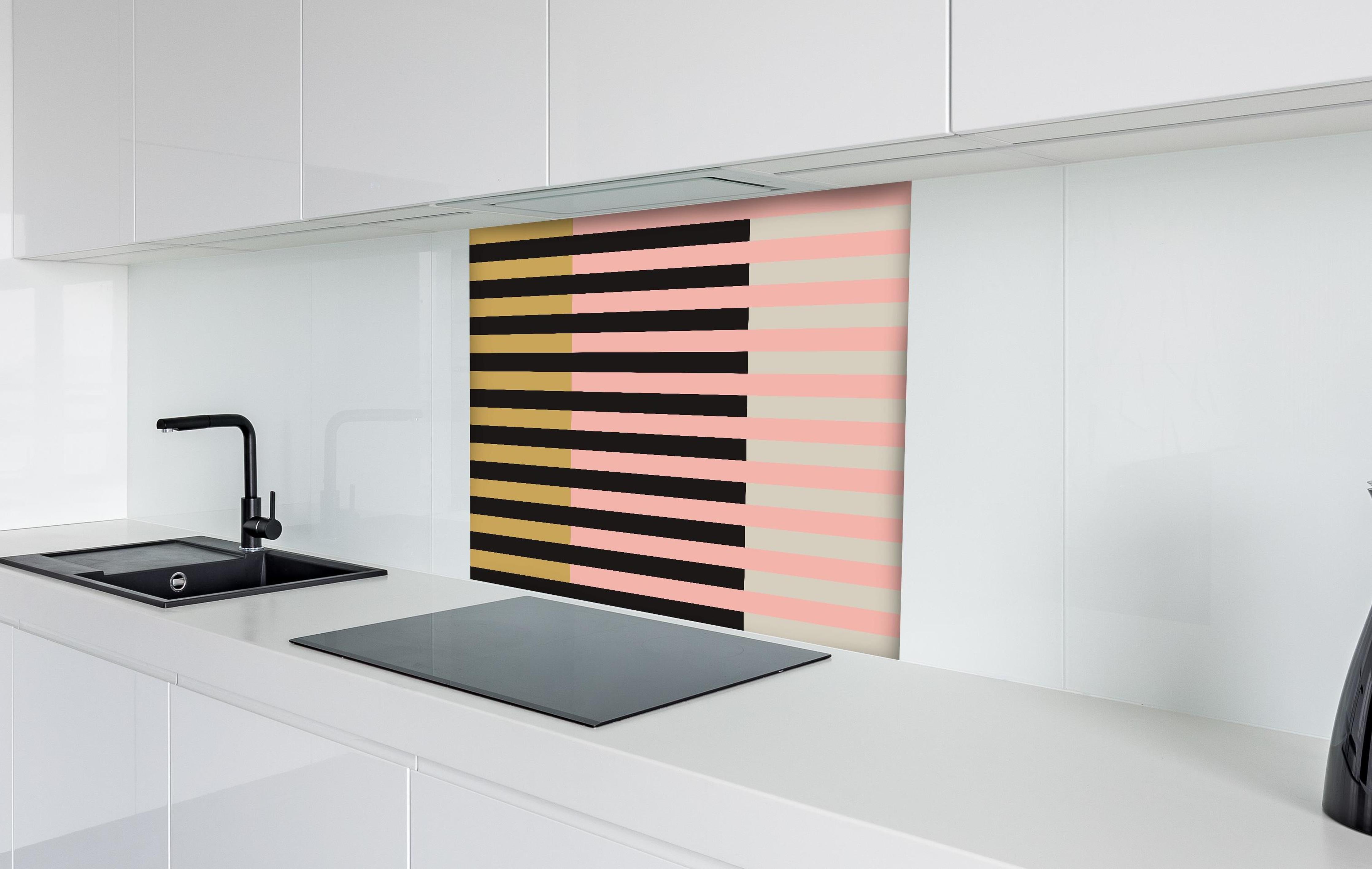 Spritzschutz - The Retros - Multy Stripes - Daenerys hinter einem Cerankochfeld zwischen Holz-Kochutensilien