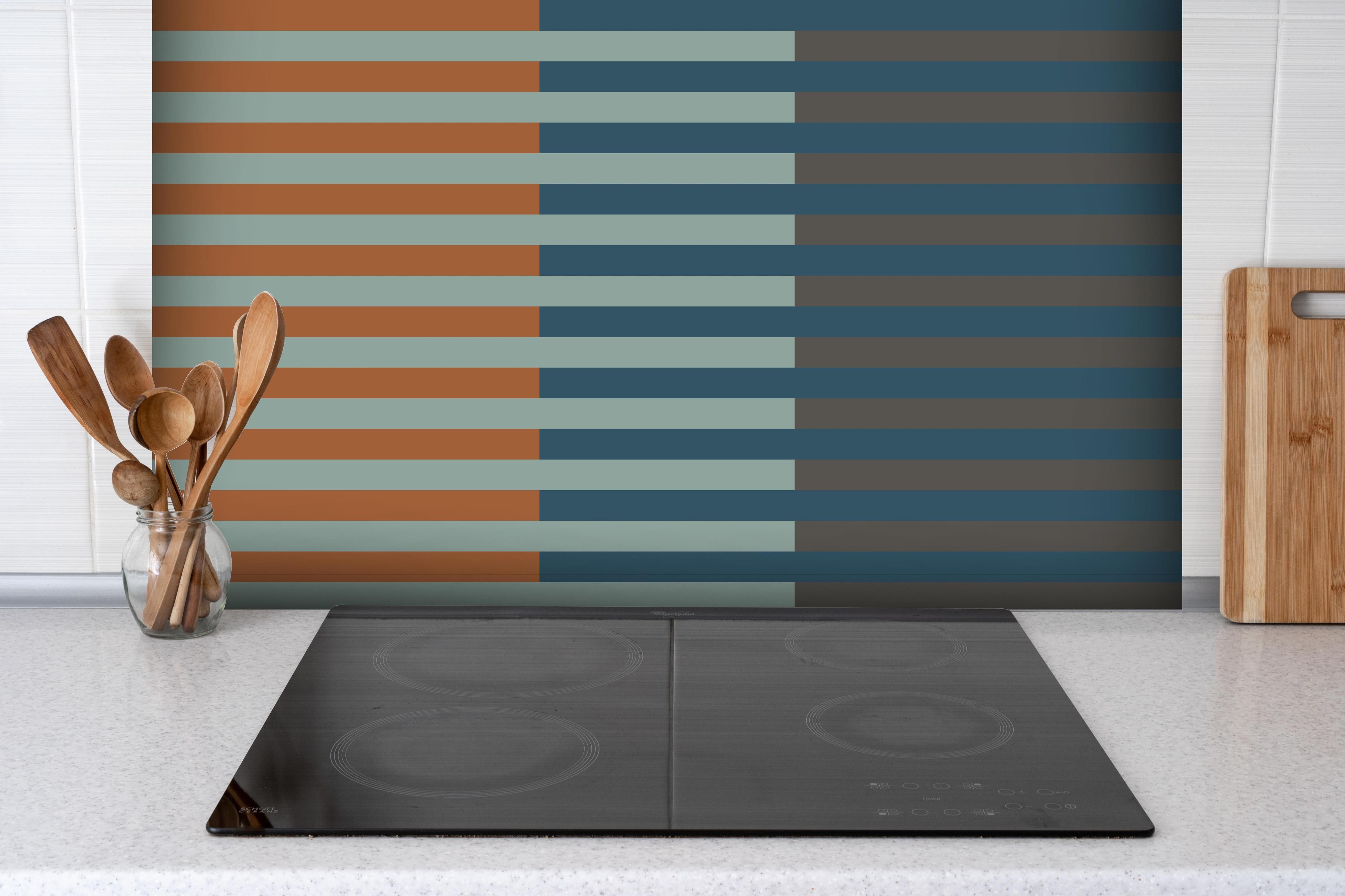 Spritzschutz - The Retros - Multy Stripes - Jon hinter einem Cerankochfeld zwischen Holz-Kochutensilien