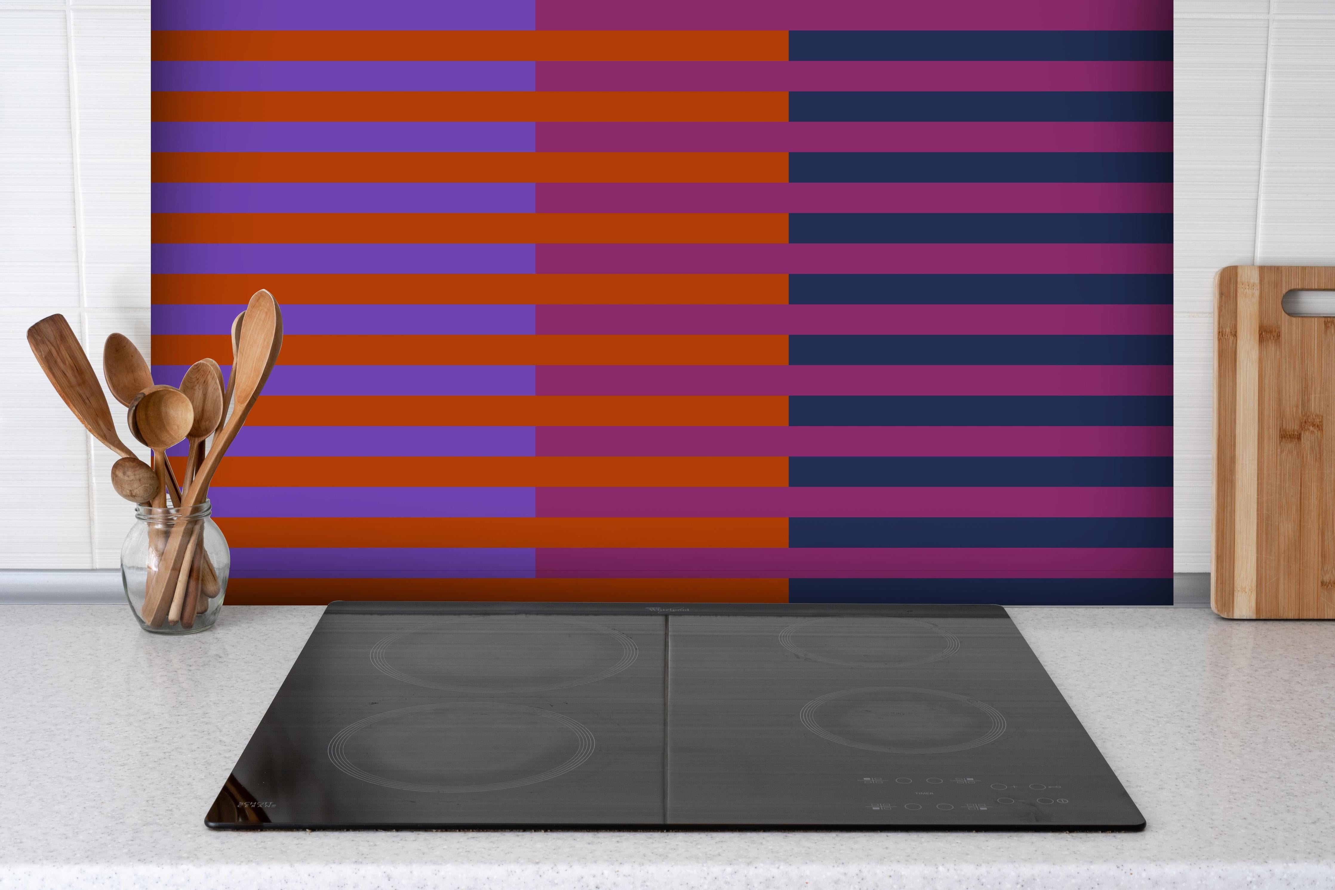 Spritzschutz - The Retros - Multy Stripes - Sansa hinter einem Cerankochfeld zwischen Holz-Kochutensilien