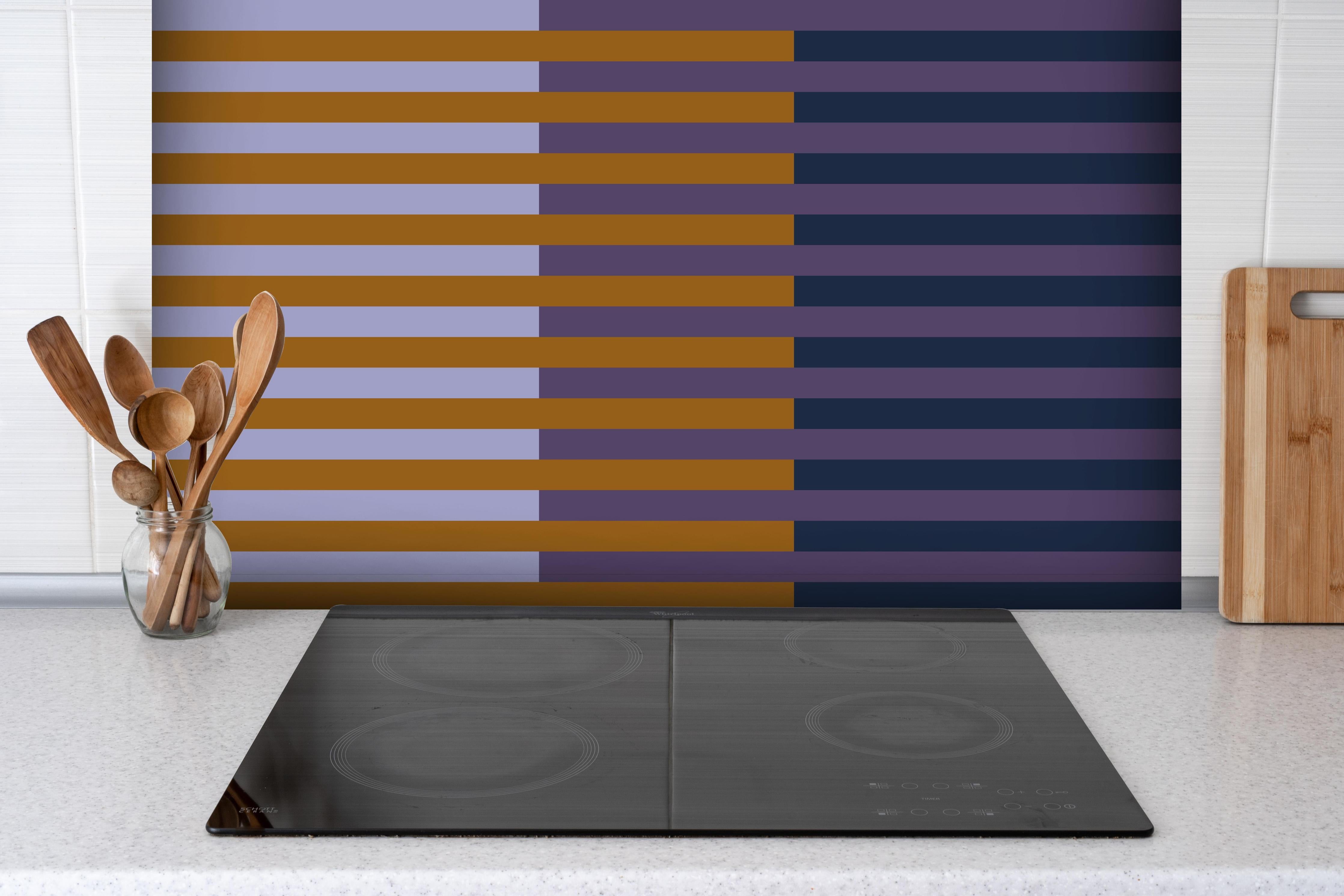 Spritzschutz - The Retros - Multy Stripes - Tyrion hinter einem Cerankochfeld zwischen Holz-Kochutensilien