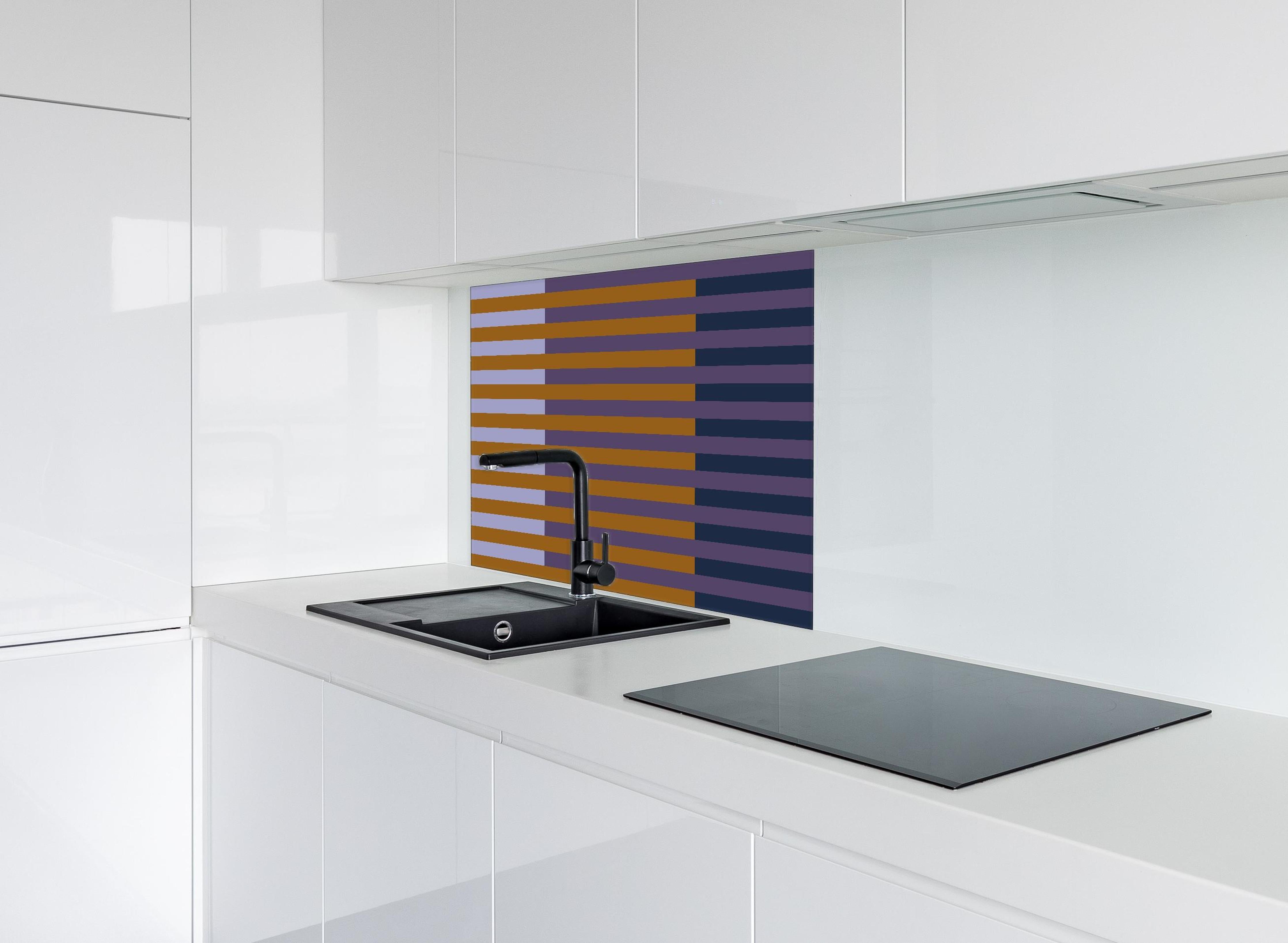 Spritzschutz - The Retros - Multy Stripes - Tyrion hinter einem Cerankochfeld zwischen Holz-Kochutensilien