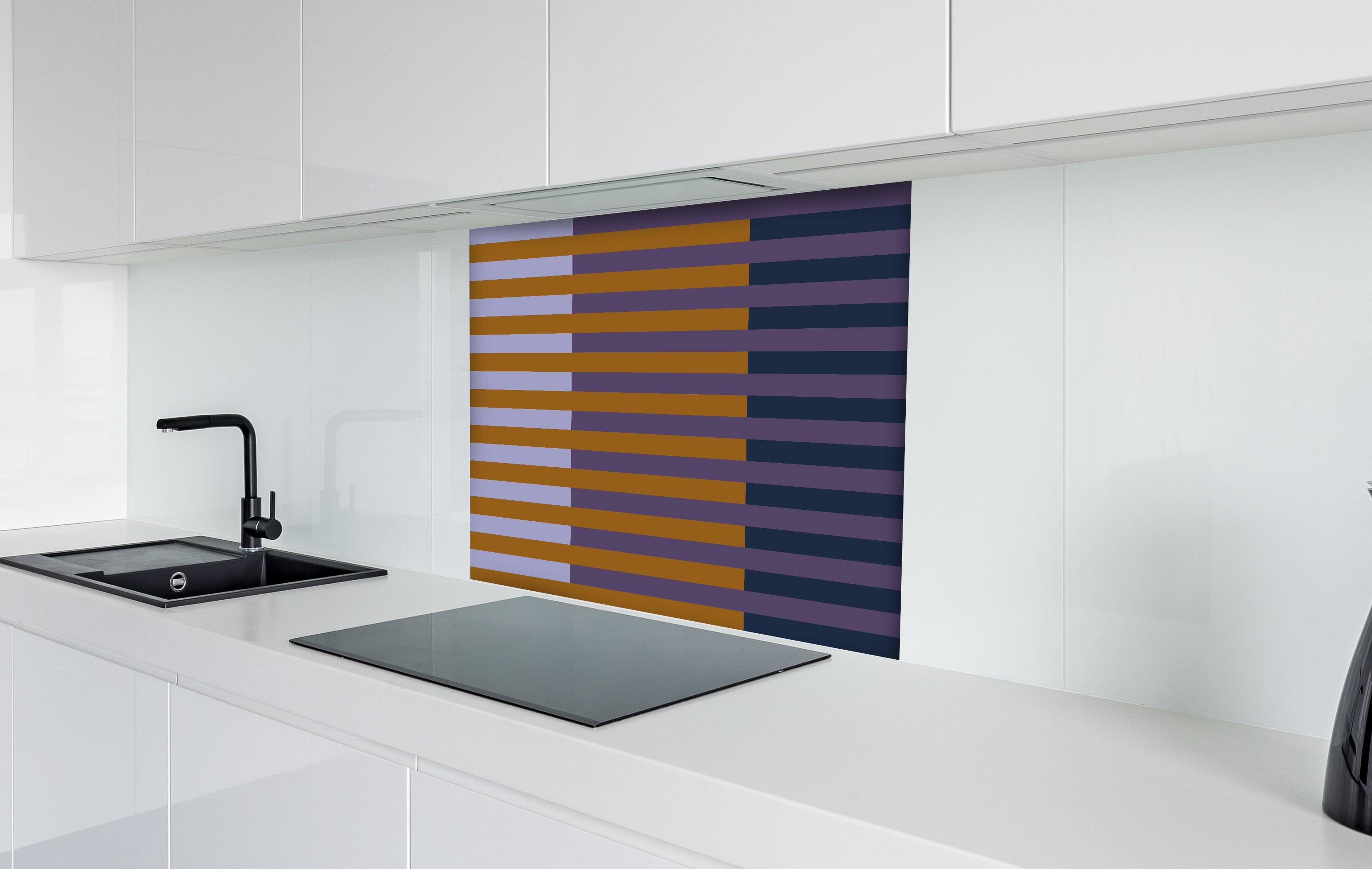 Spritzschutz - The Retros - Multy Stripes - Tyrion hinter einem Cerankochfeld zwischen Holz-Kochutensilien