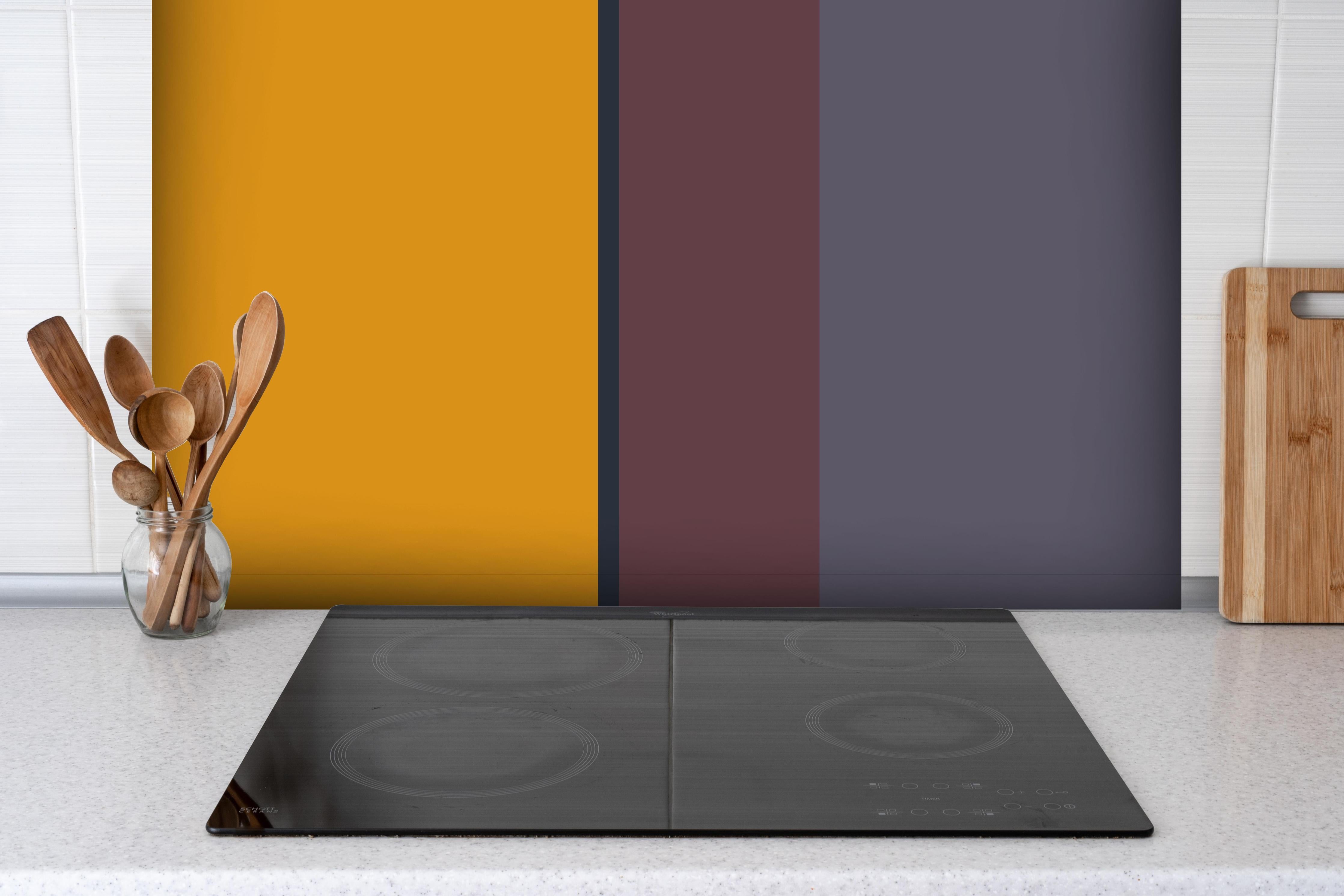 Spritzschutz - The Retros - Vertikal - Cersai hinter einem Cerankochfeld zwischen Holz-Kochutensilien