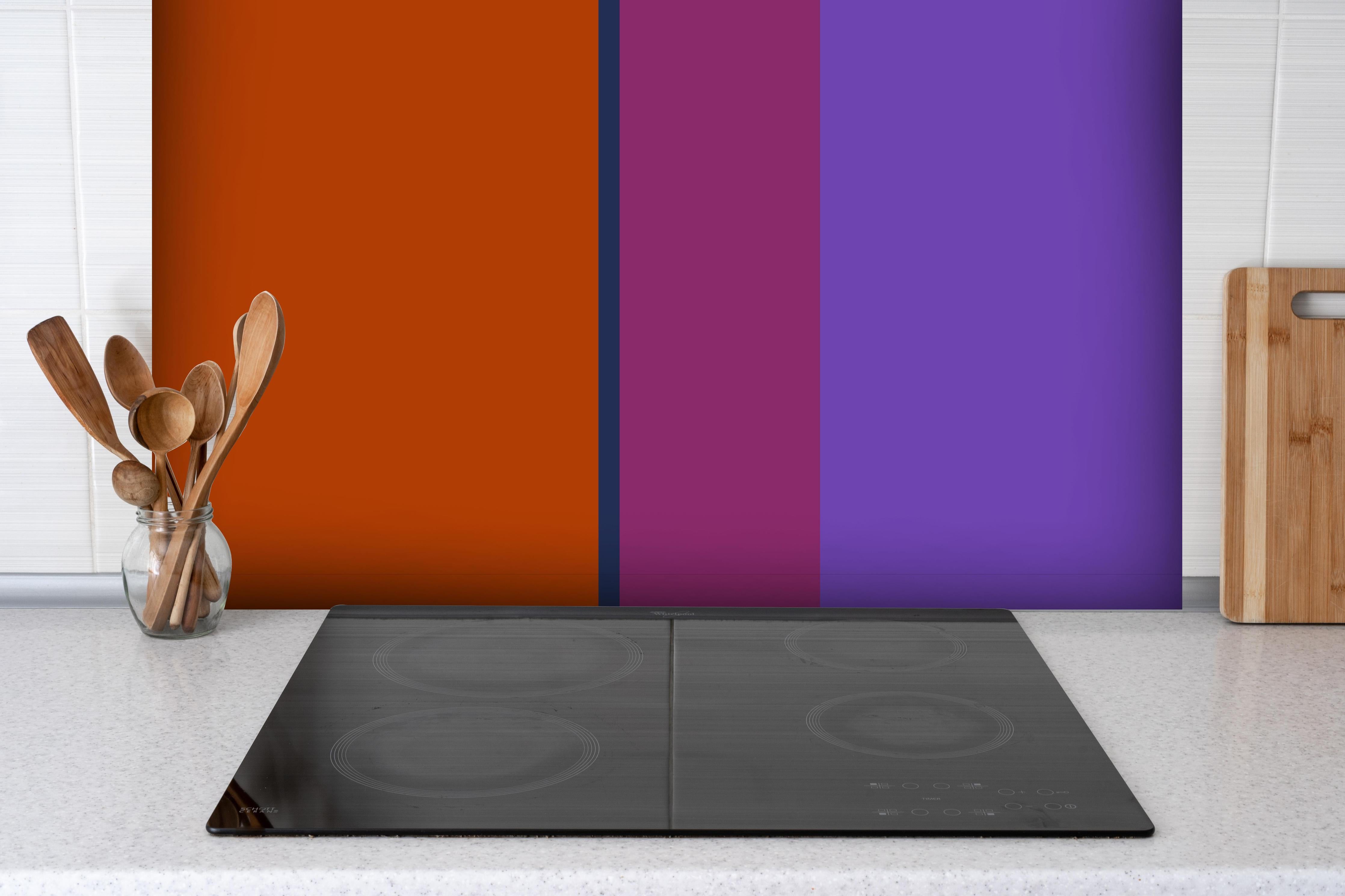 Spritzschutz - The Retros - Vertikal - Sansa hinter einem Cerankochfeld zwischen Holz-Kochutensilien