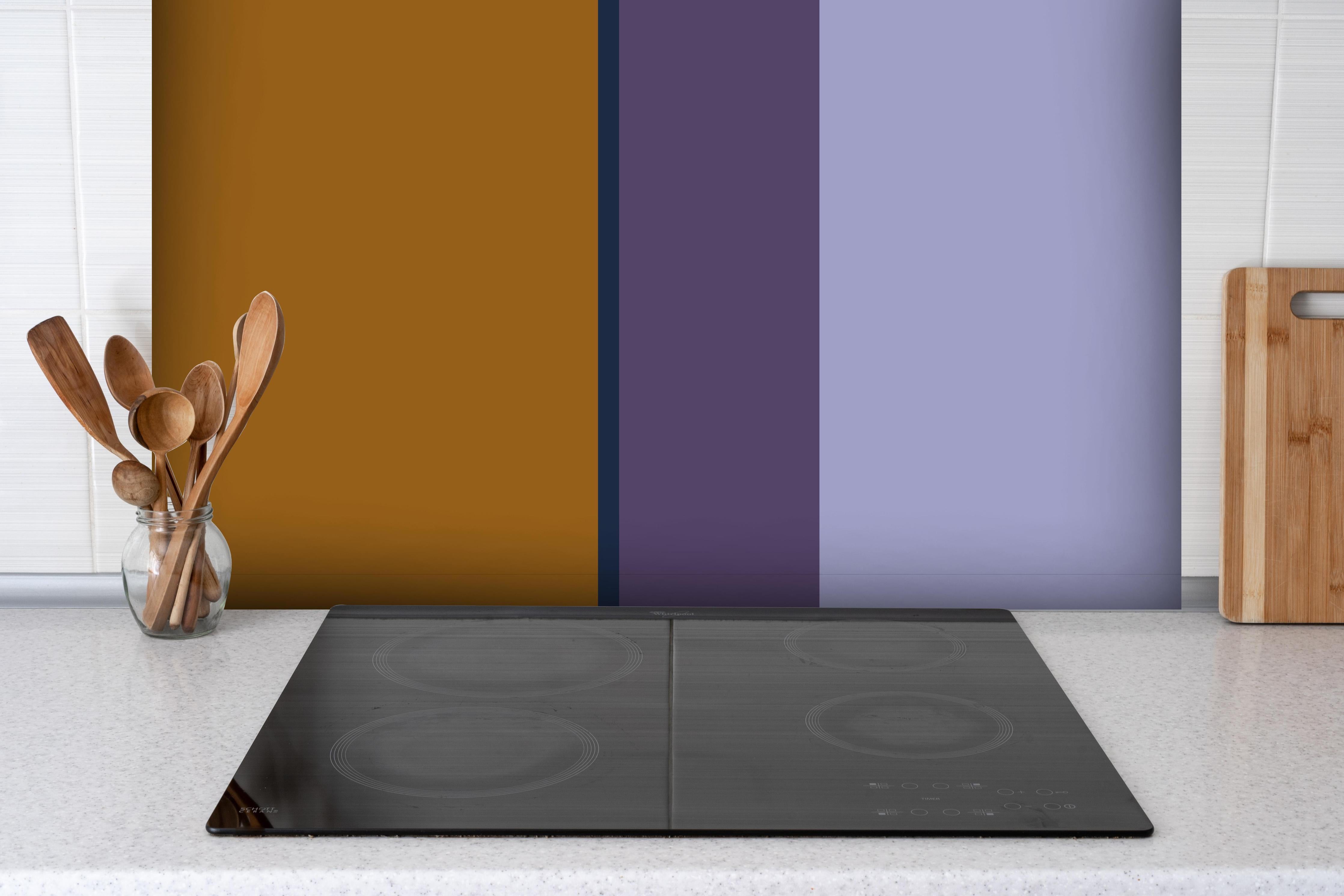 Spritzschutz - The Retros - Vertikal - Tyrion hinter einem Cerankochfeld zwischen Holz-Kochutensilien