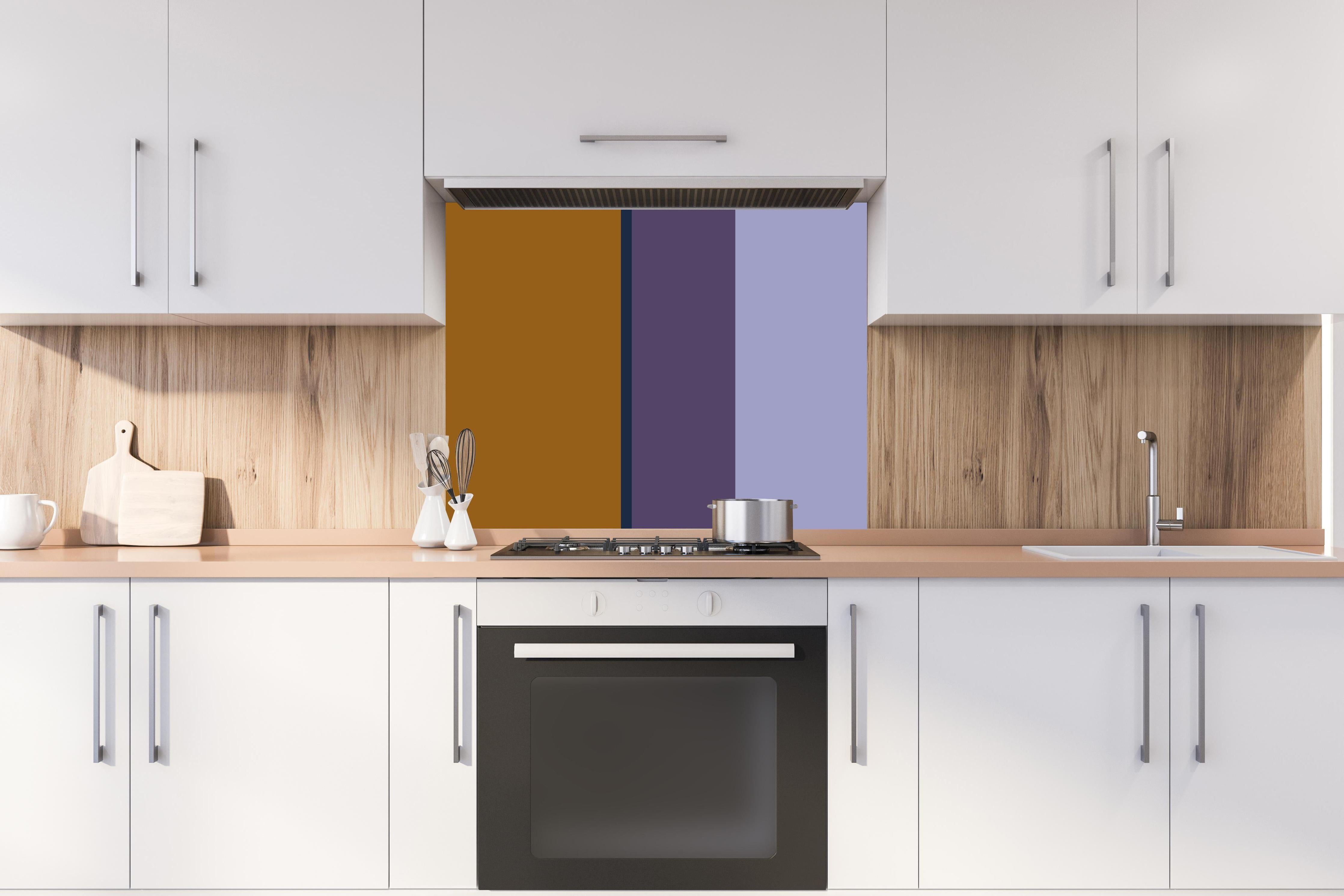 Spritzschutz - The Retros - Vertikal - Tyrion hinter einem Cerankochfeld zwischen Holz-Kochutensilien