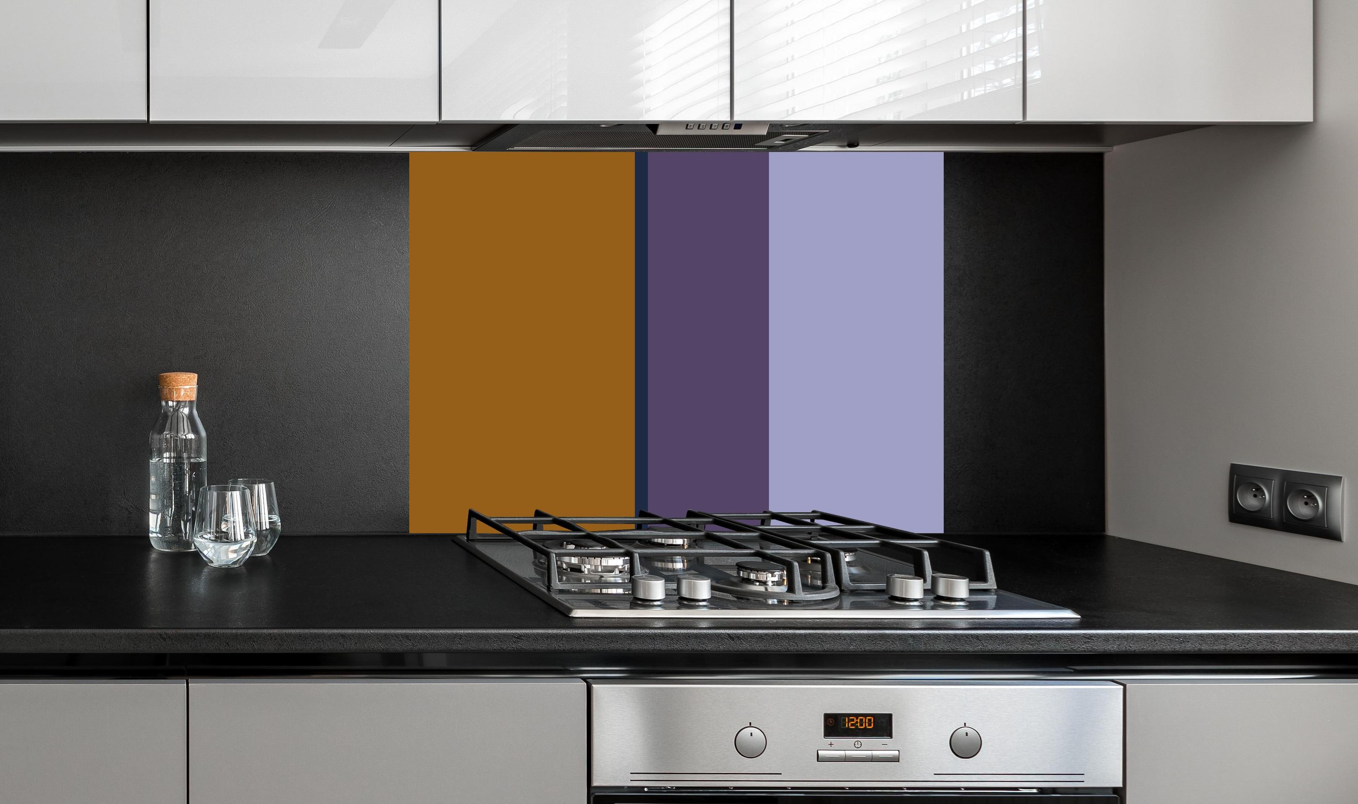 Spritzschutz - The Retros - Vertikal - Tyrion hinter einem Cerankochfeld zwischen Holz-Kochutensilien