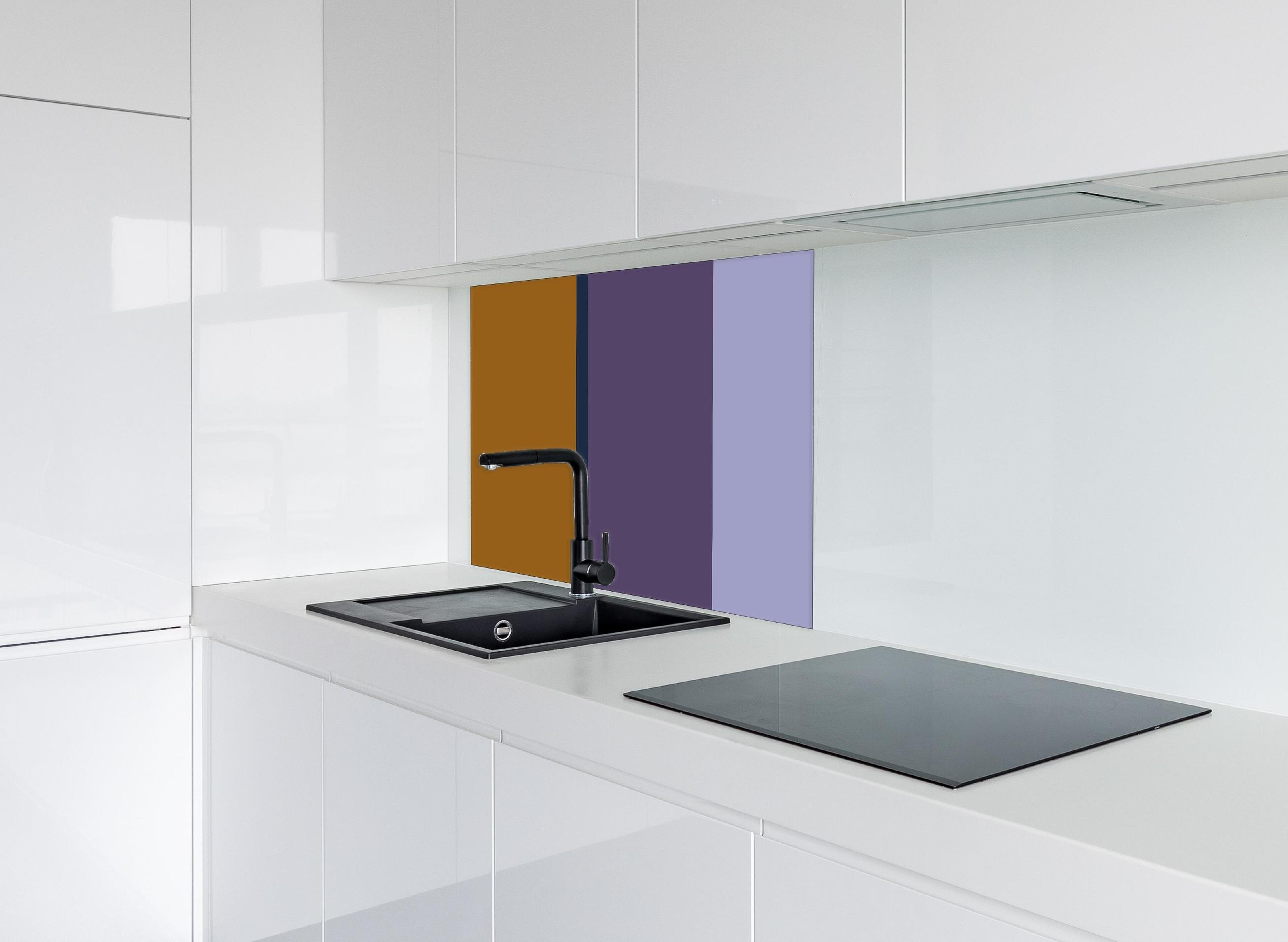 Spritzschutz - The Retros - Vertikal - Tyrion hinter einem Cerankochfeld zwischen Holz-Kochutensilien