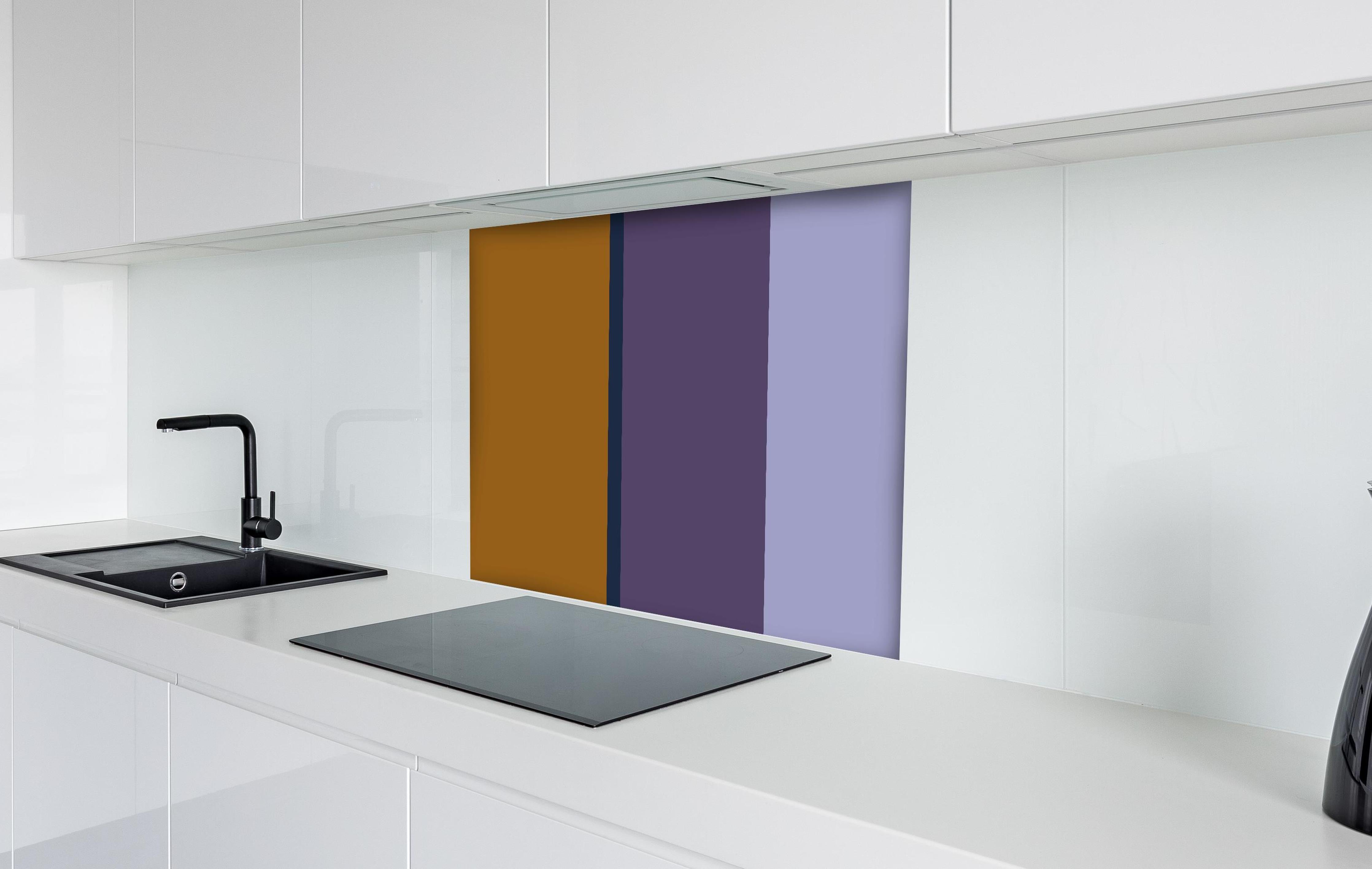 Spritzschutz - The Retros - Vertikal - Tyrion hinter einem Cerankochfeld zwischen Holz-Kochutensilien