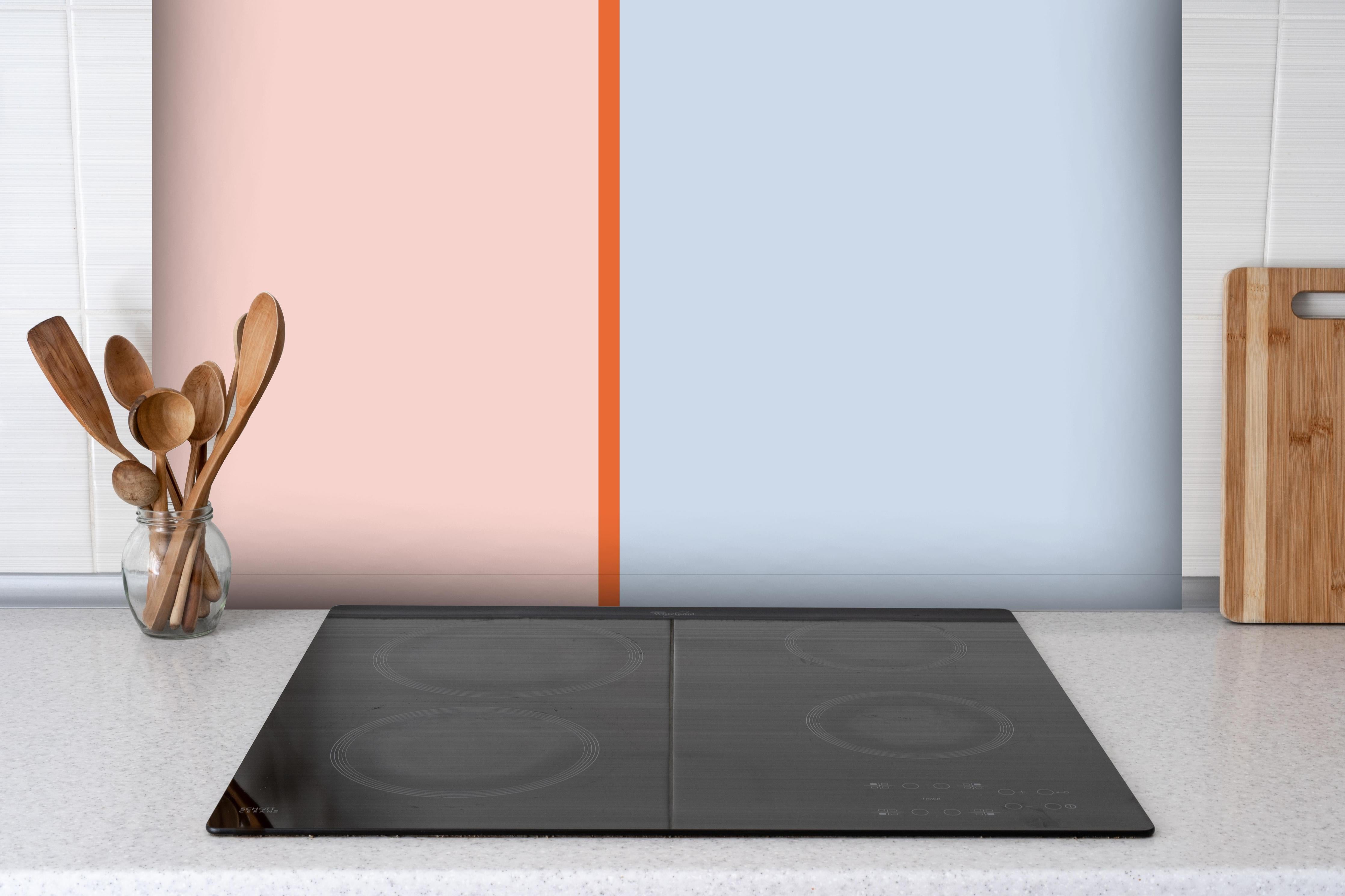 Spritzschutz - The Springs - Easy Vertikal - Crocus hinter einem Cerankochfeld zwischen Holz-Kochutensilien