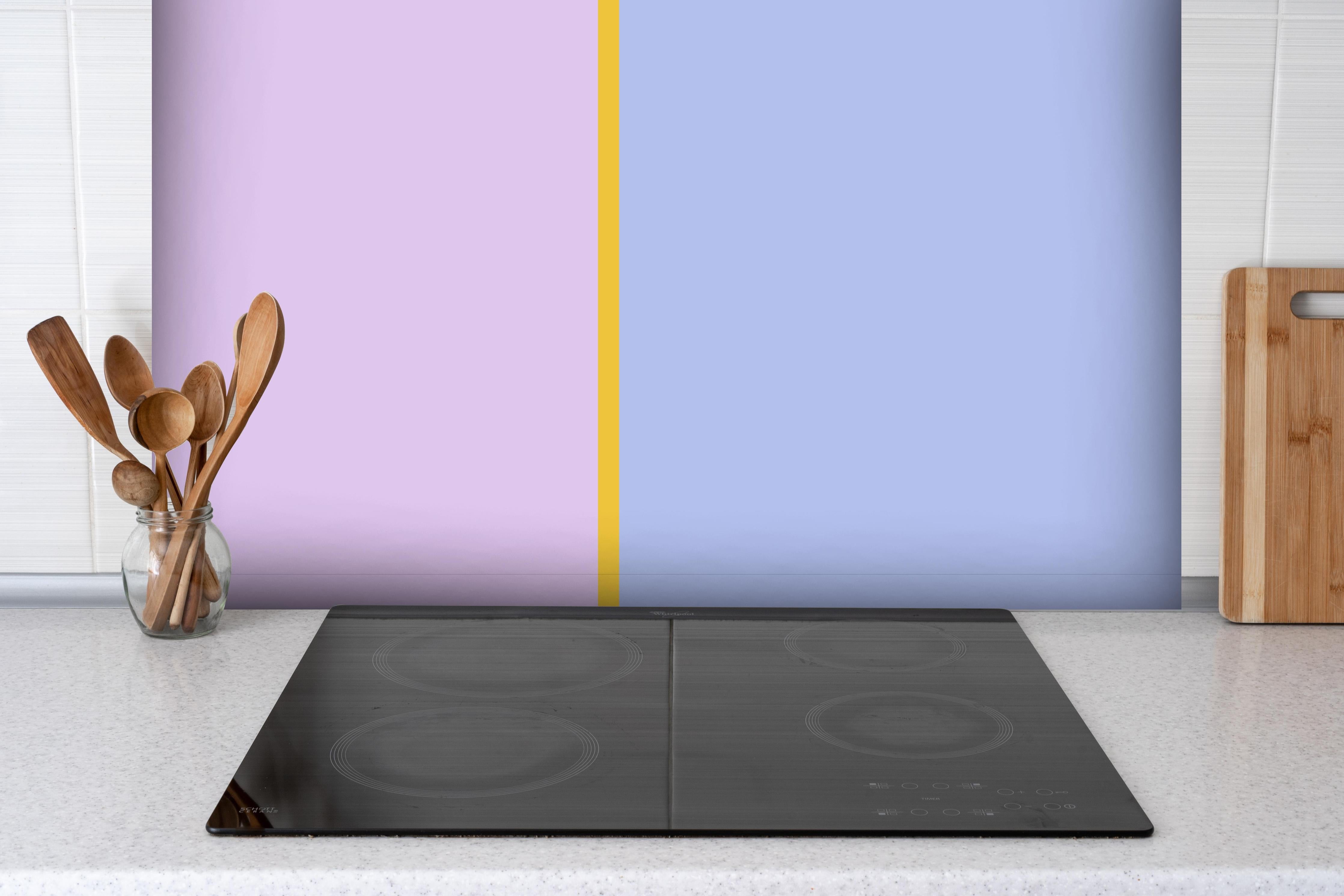 Spritzschutz - The Springs - Easy Vertikal - Lilac hinter einem Cerankochfeld zwischen Holz-Kochutensilien