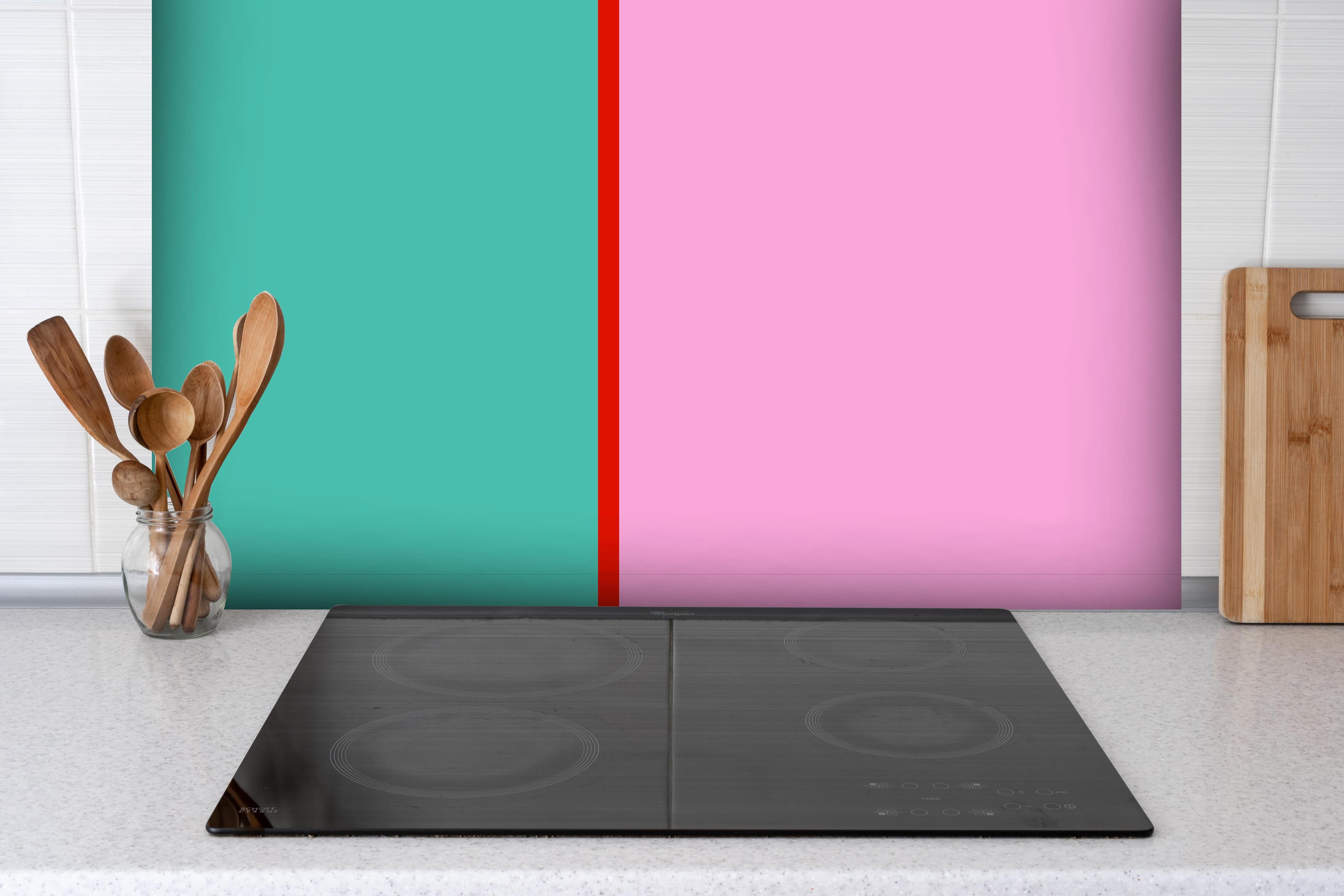 Spritzschutz - The Springs - Easy Vertikal - Peony hinter einem Cerankochfeld zwischen Holz-Kochutensilien