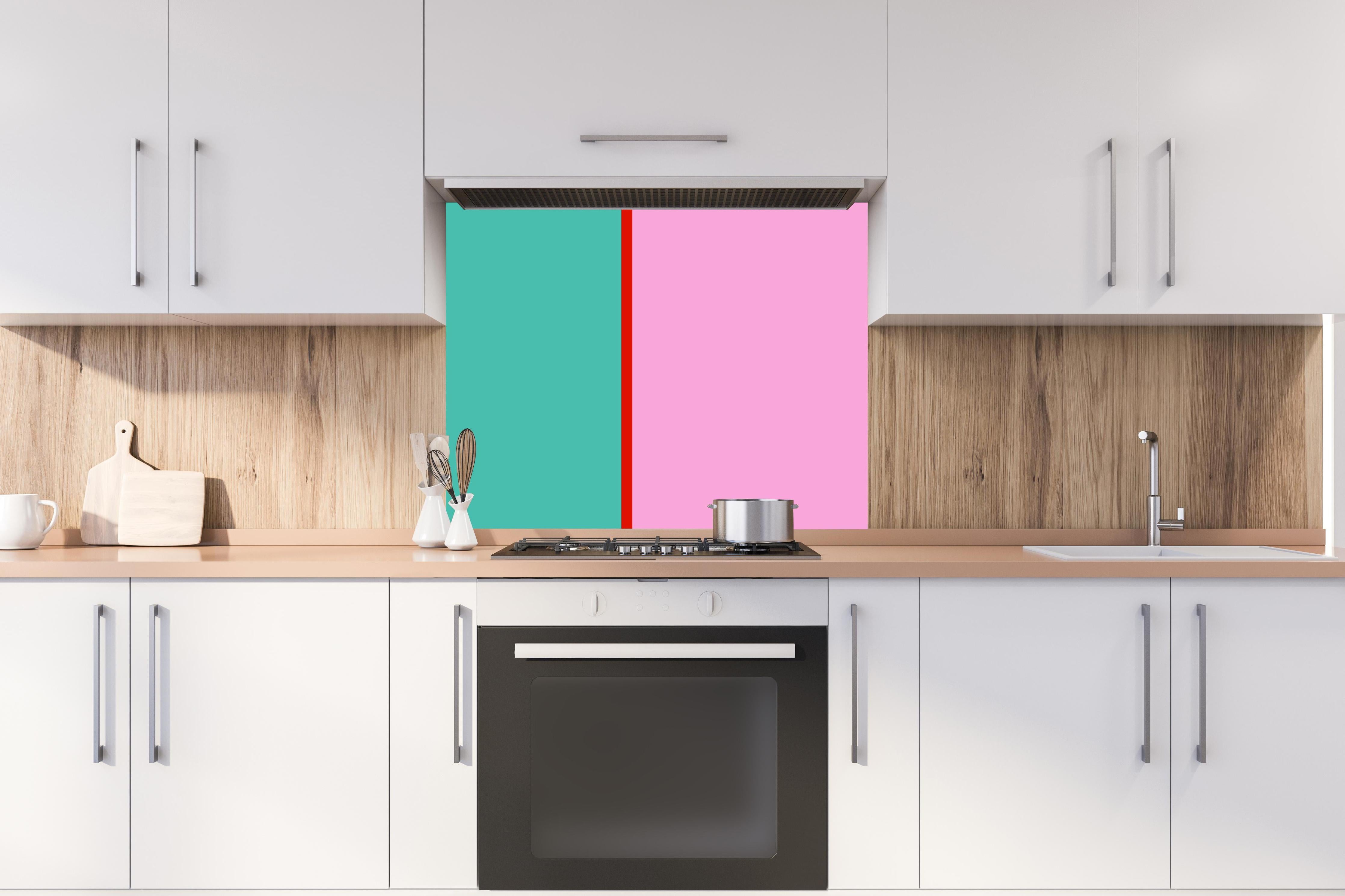 Spritzschutz - The Springs - Easy Vertikal - Peony hinter einem Cerankochfeld zwischen Holz-Kochutensilien
