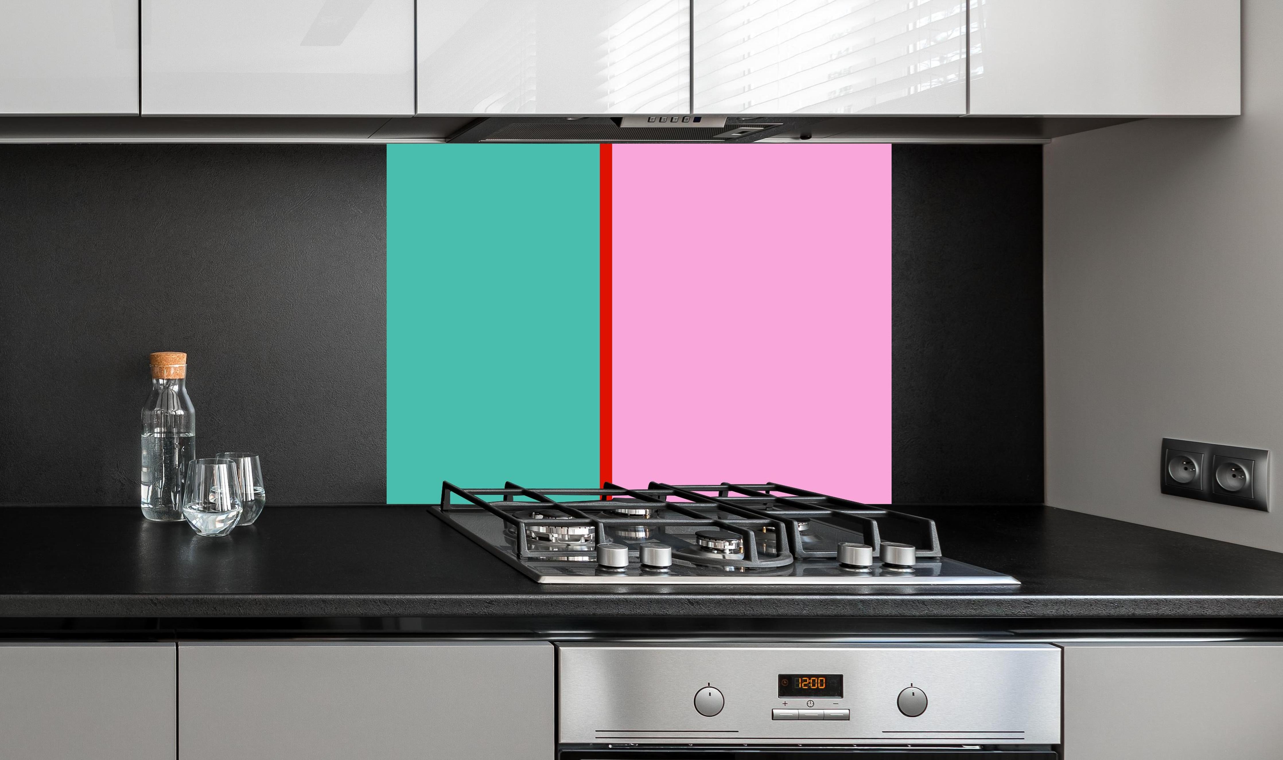 Spritzschutz - The Springs - Easy Vertikal - Peony hinter einem Cerankochfeld zwischen Holz-Kochutensilien